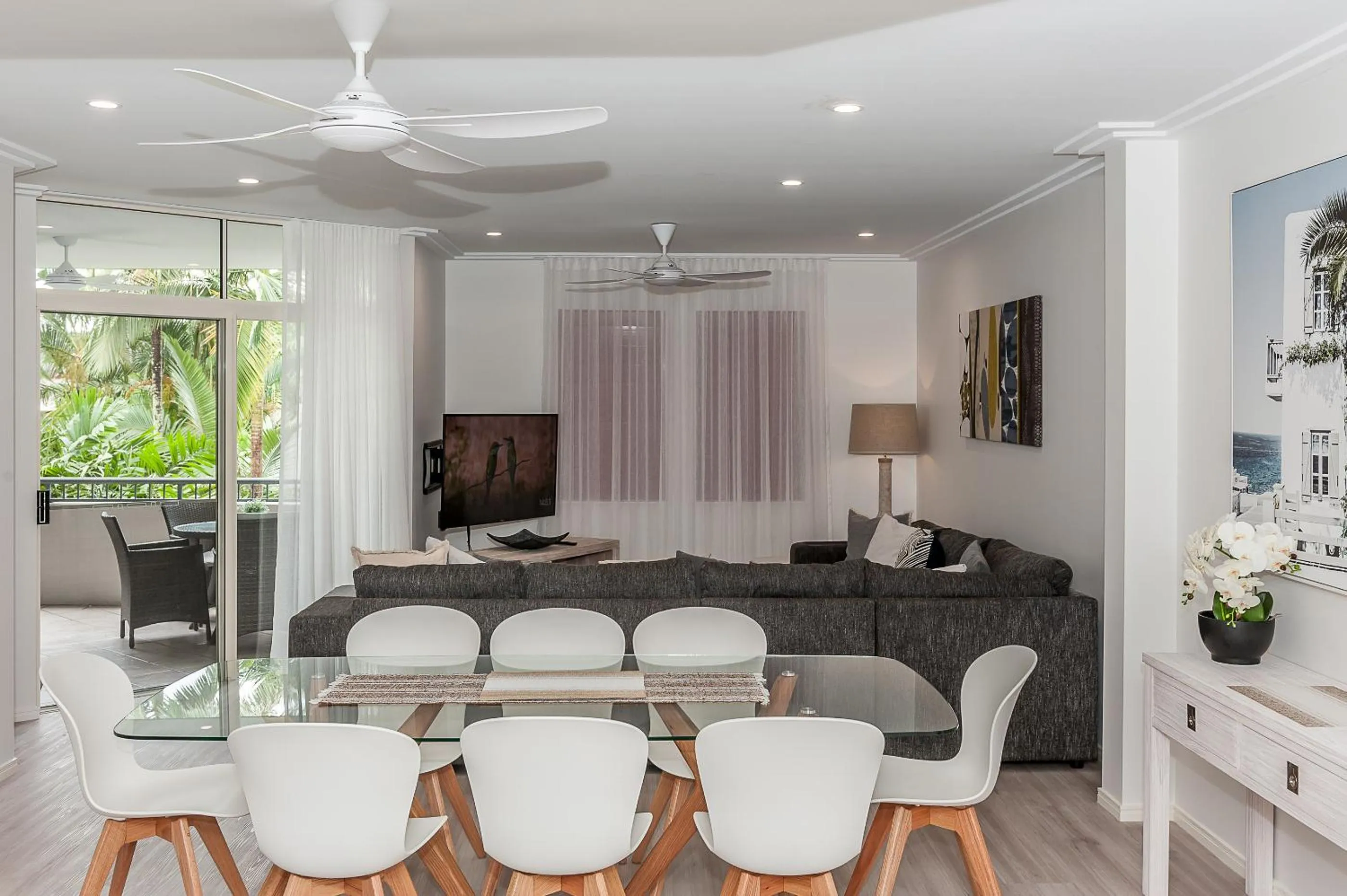 Dining area in Oasis at Palm Cove