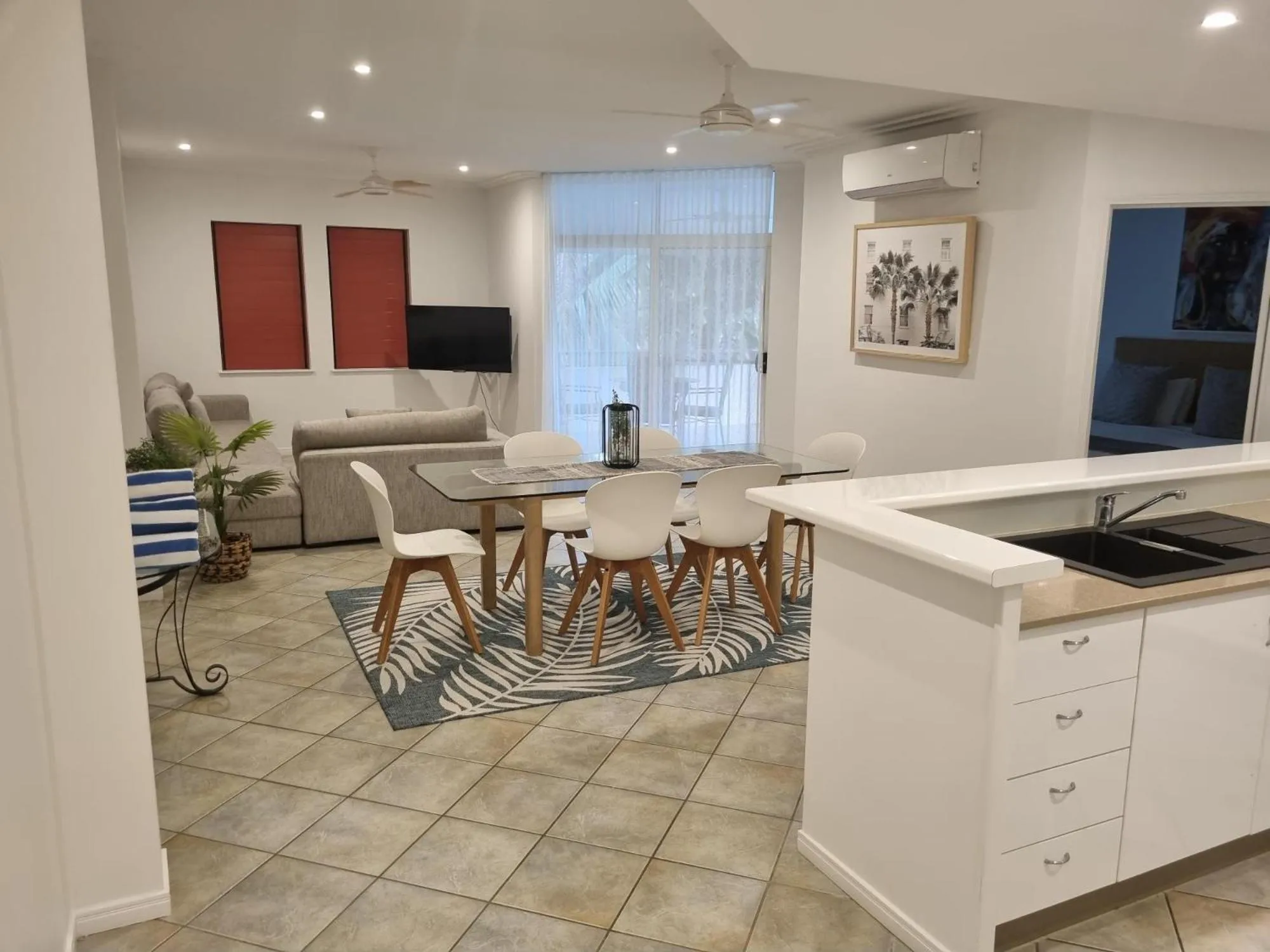 Kitchen or kitchenette in Oasis at Palm Cove