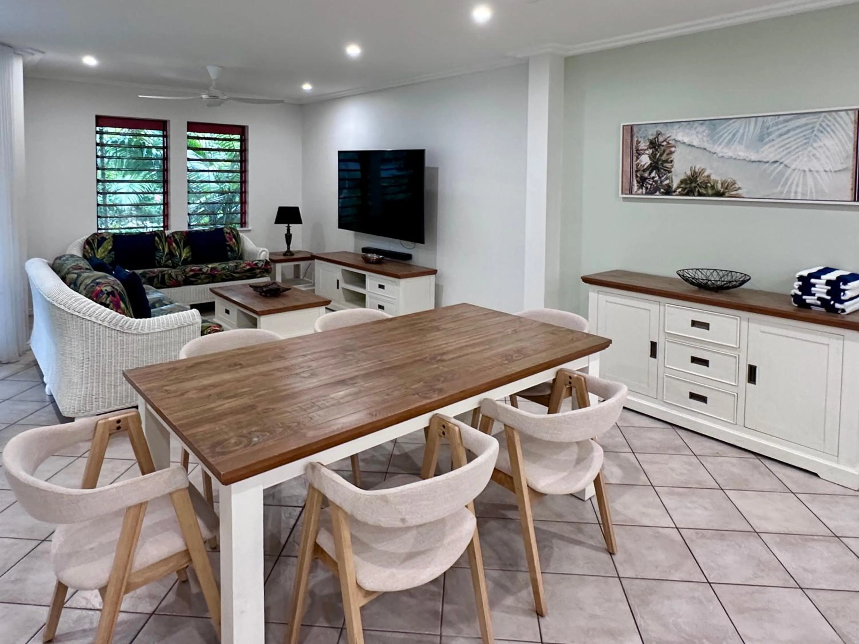 Dining area in Oasis at Palm Cove