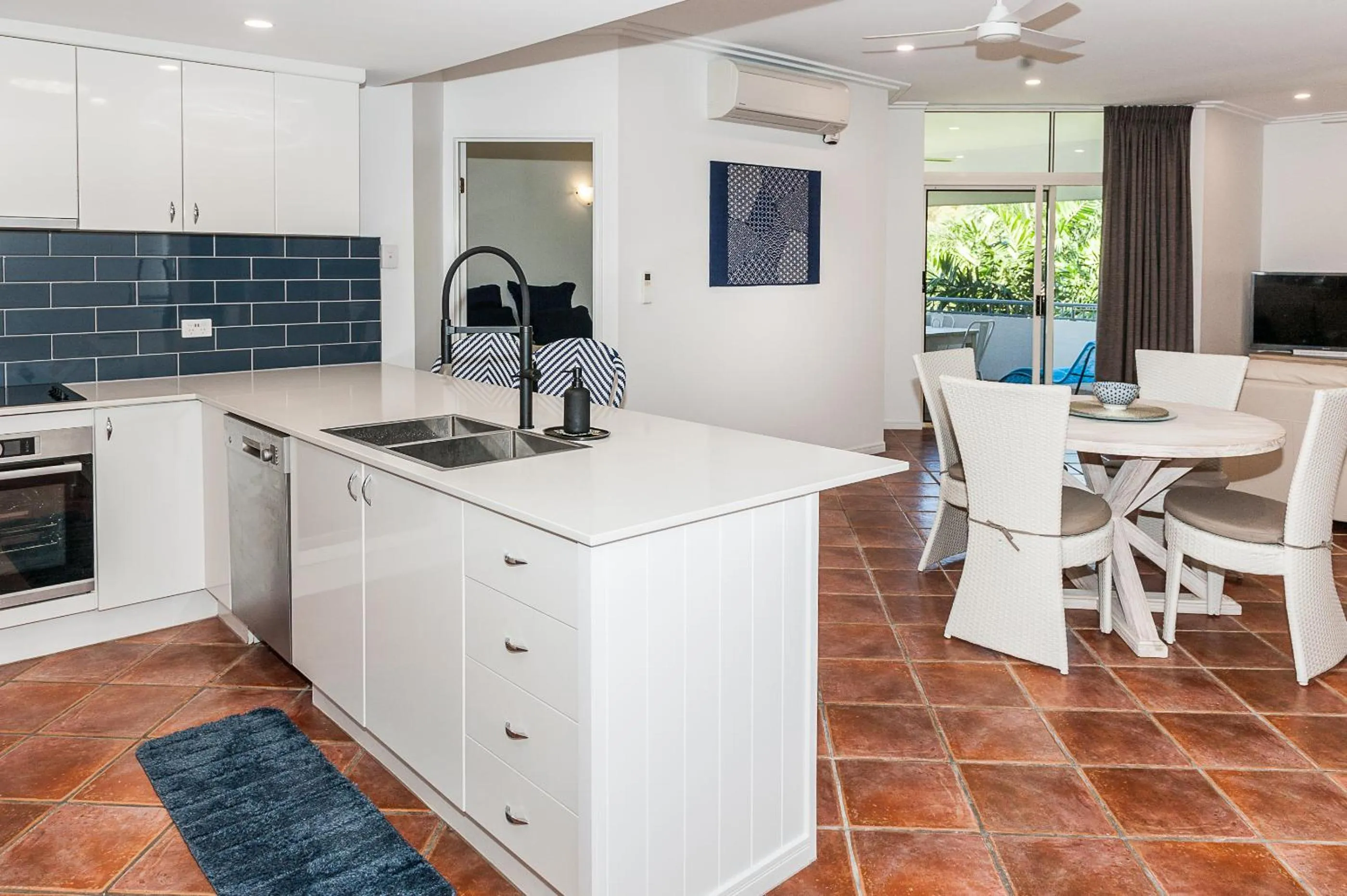 Kitchen or kitchenette in Oasis at Palm Cove