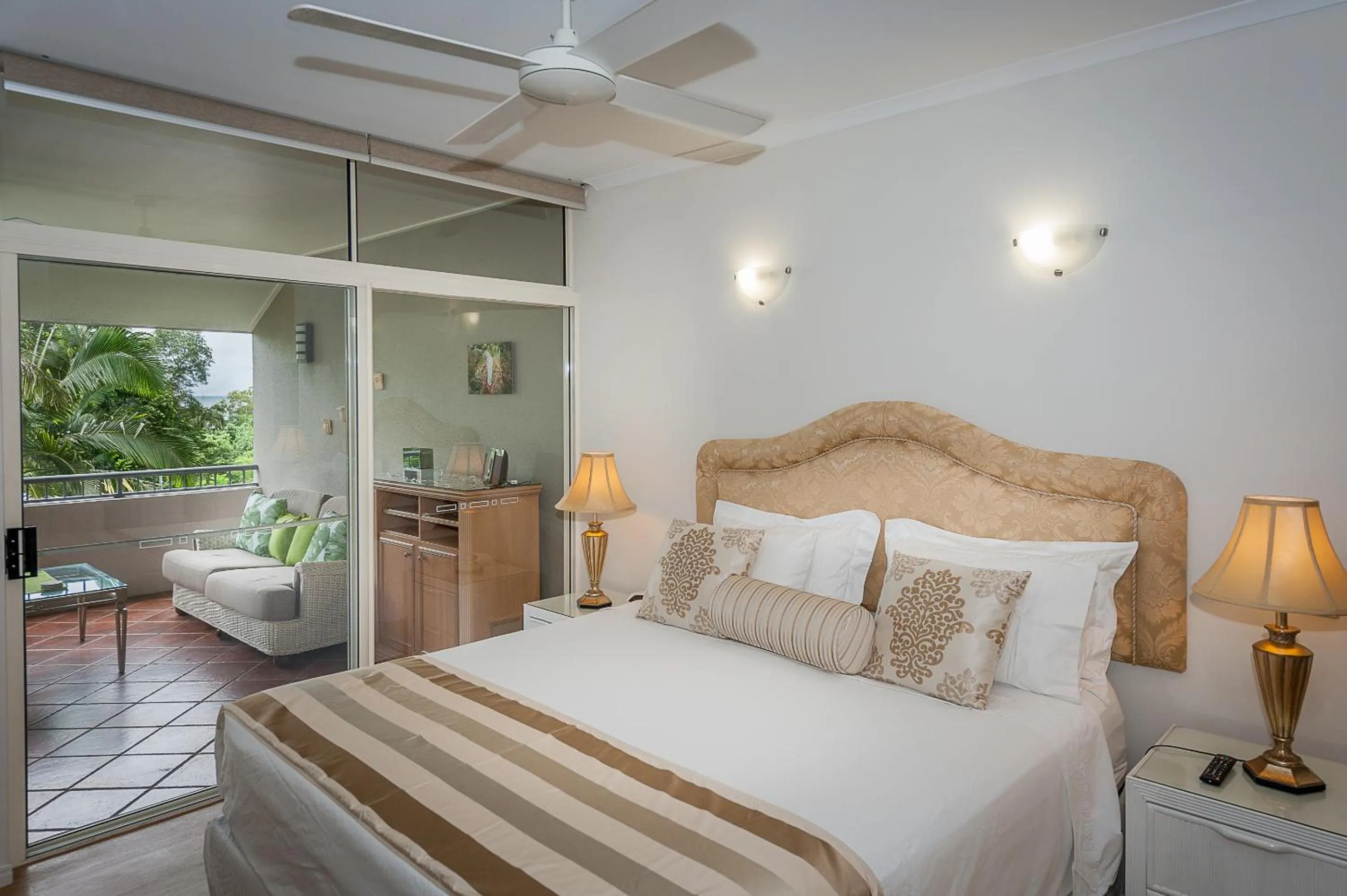 Bedroom, Bed in Oasis at Palm Cove