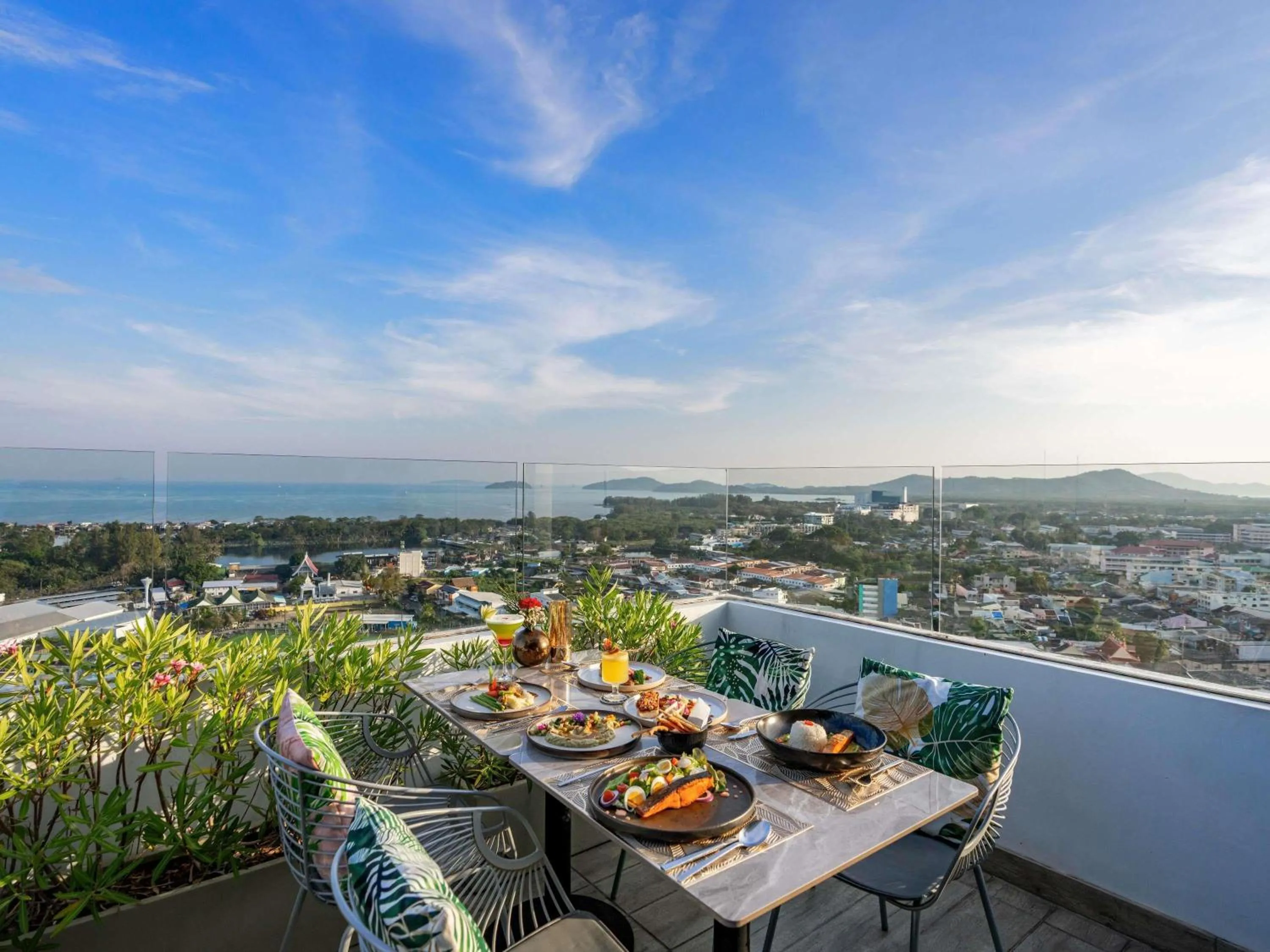 Lounge or bar in Novotel Phuket City Phokeethra