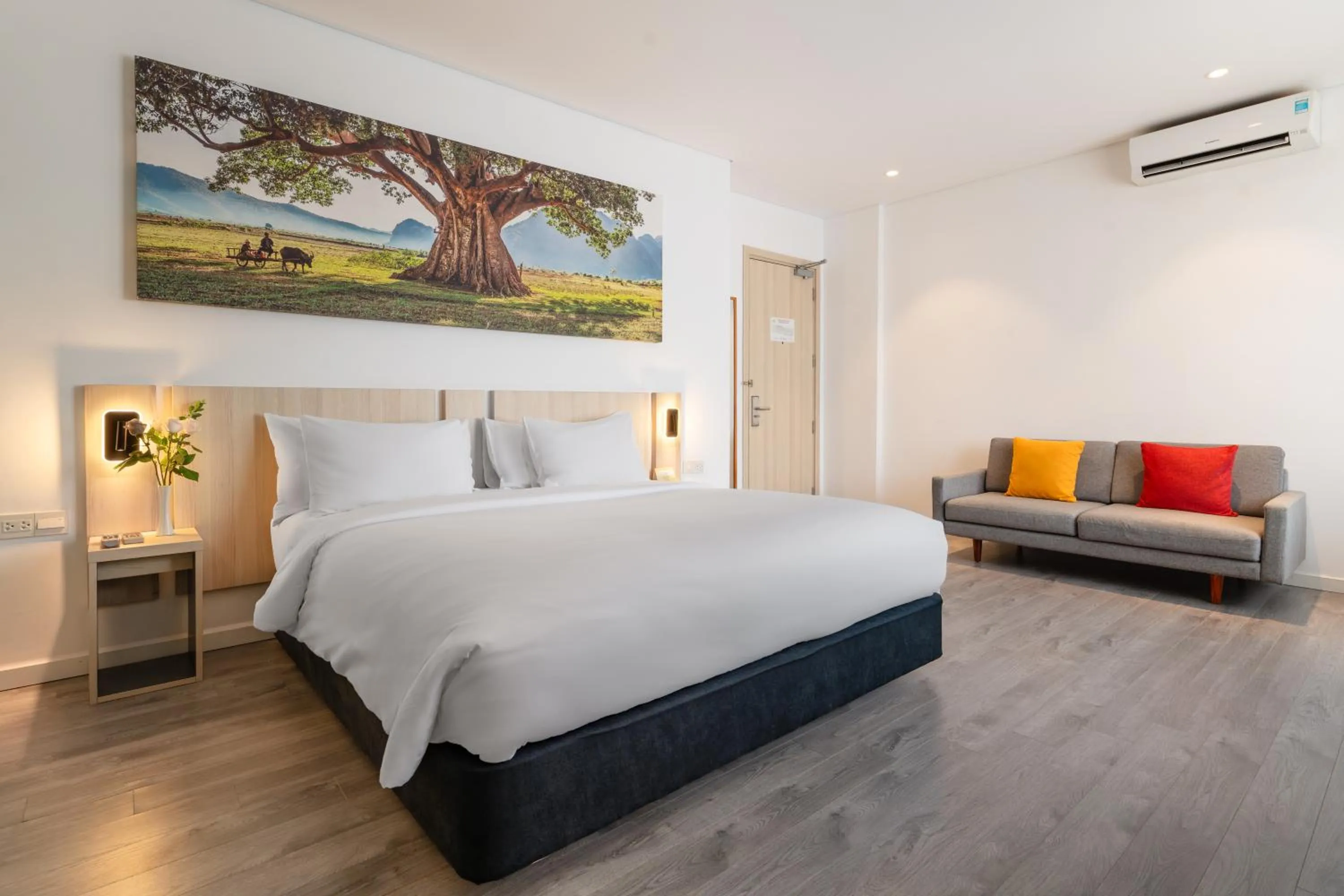 Seating area, Bed in Liberty Hotel Saigon Greenview