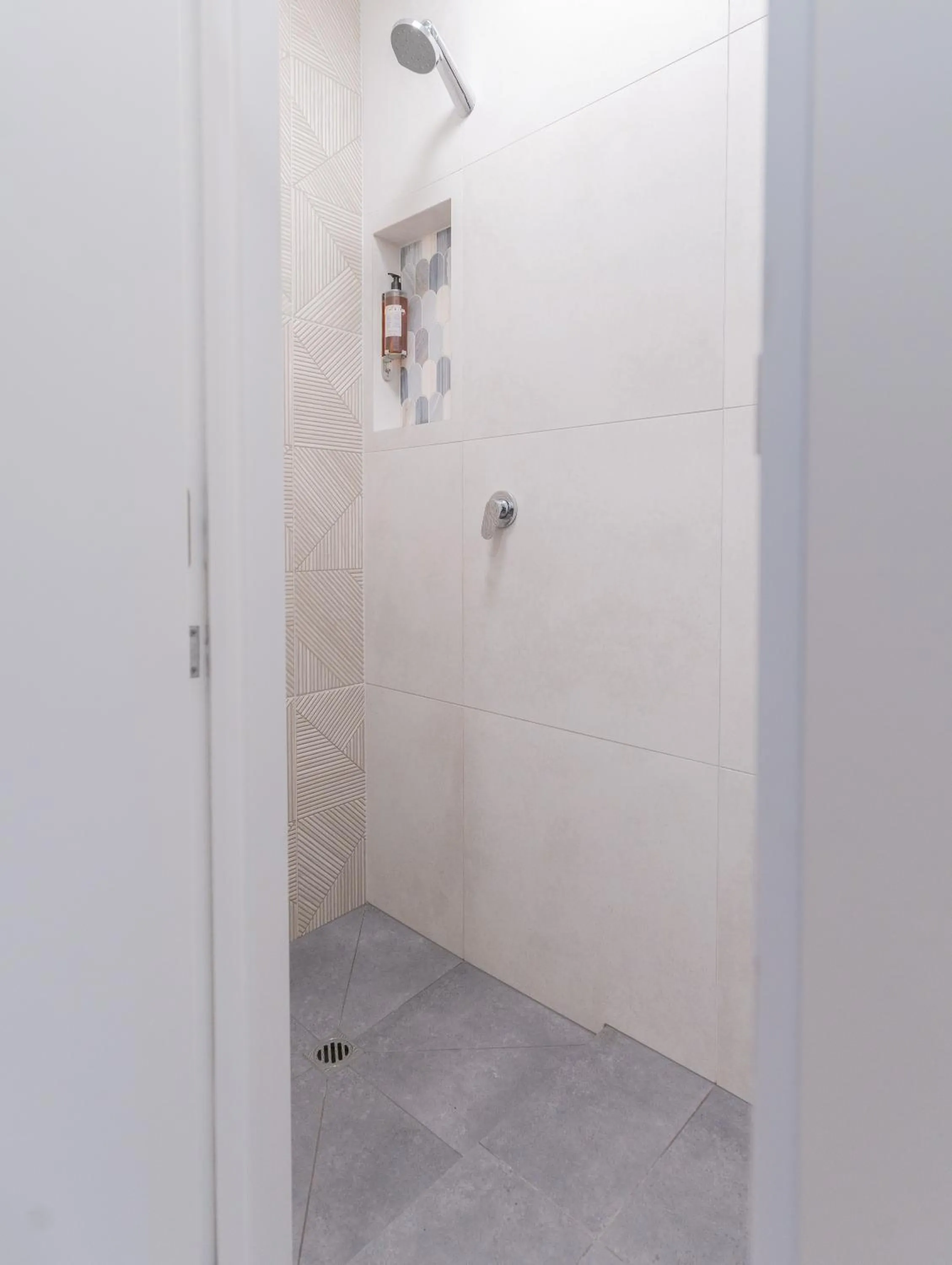 Shower in Melbourne Lodge Queenstown