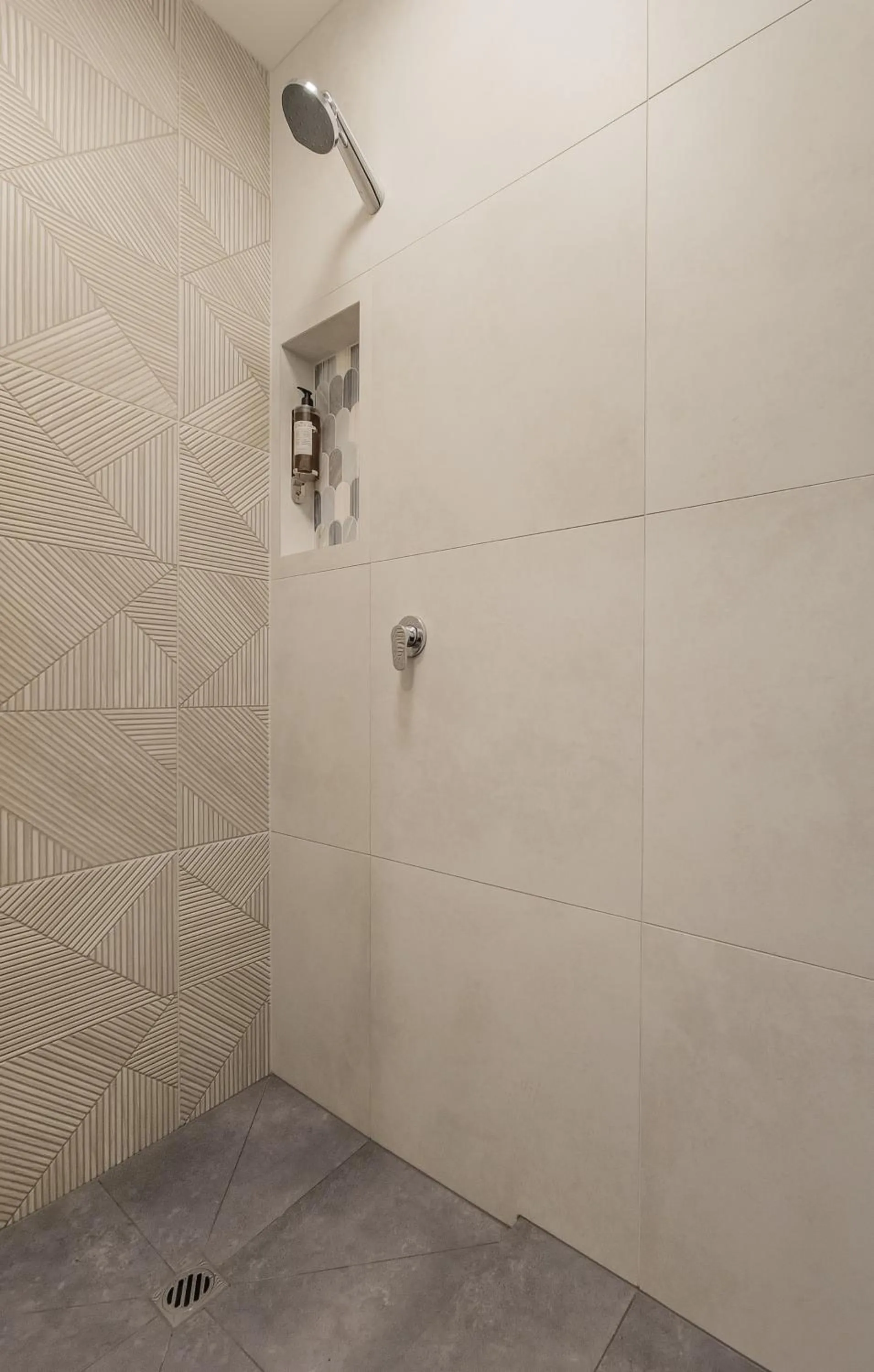 Shower in Melbourne Lodge Queenstown