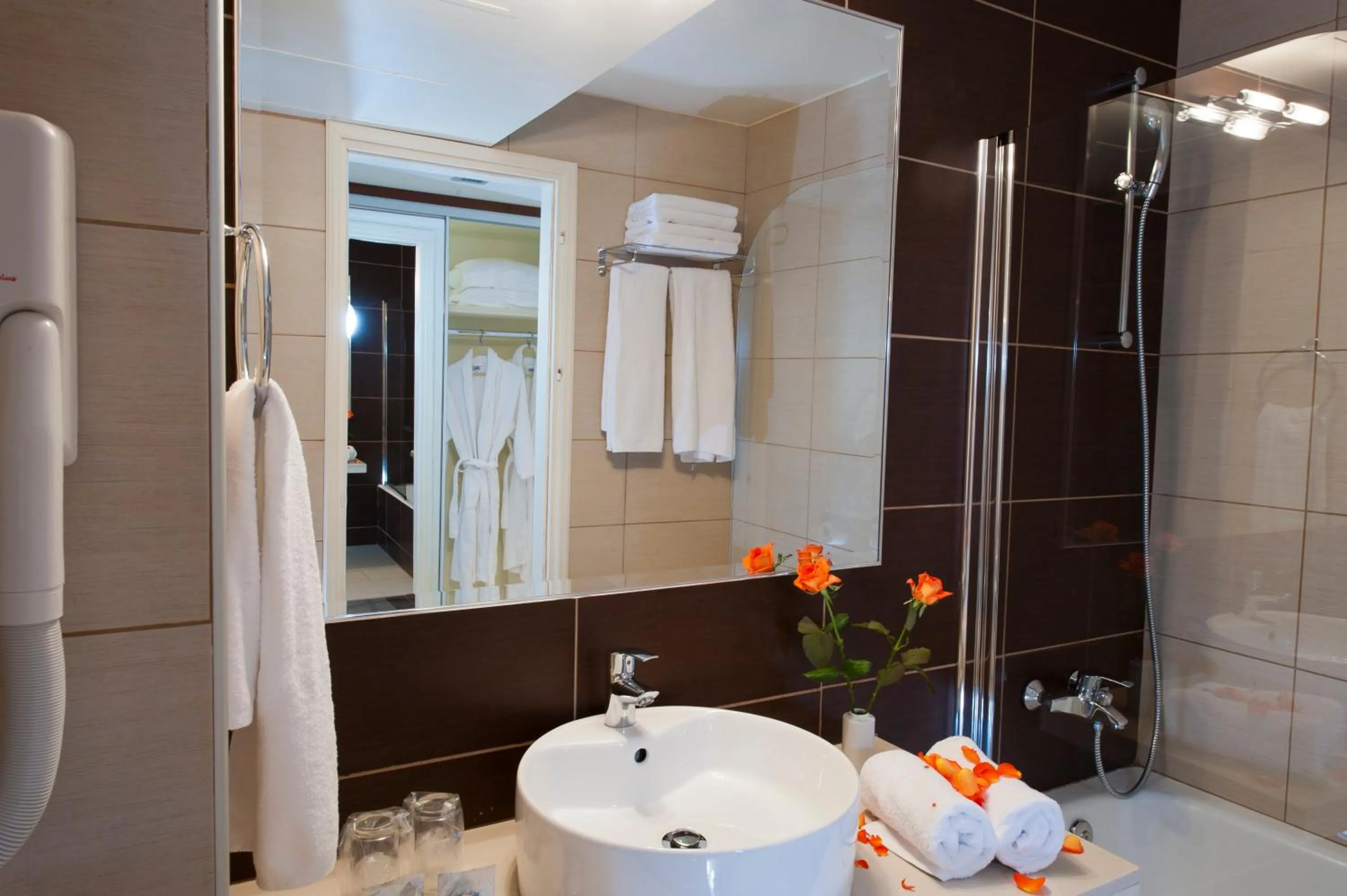 Bathroom in Grand Hotel Holiday Resort