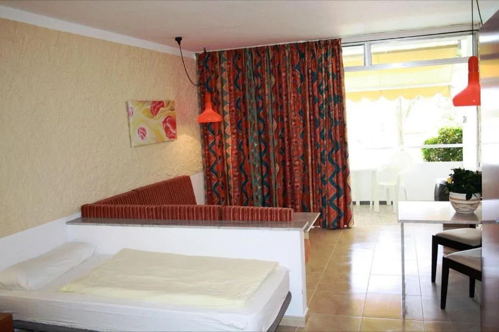 Day, Bed in Apartamentos Matorral