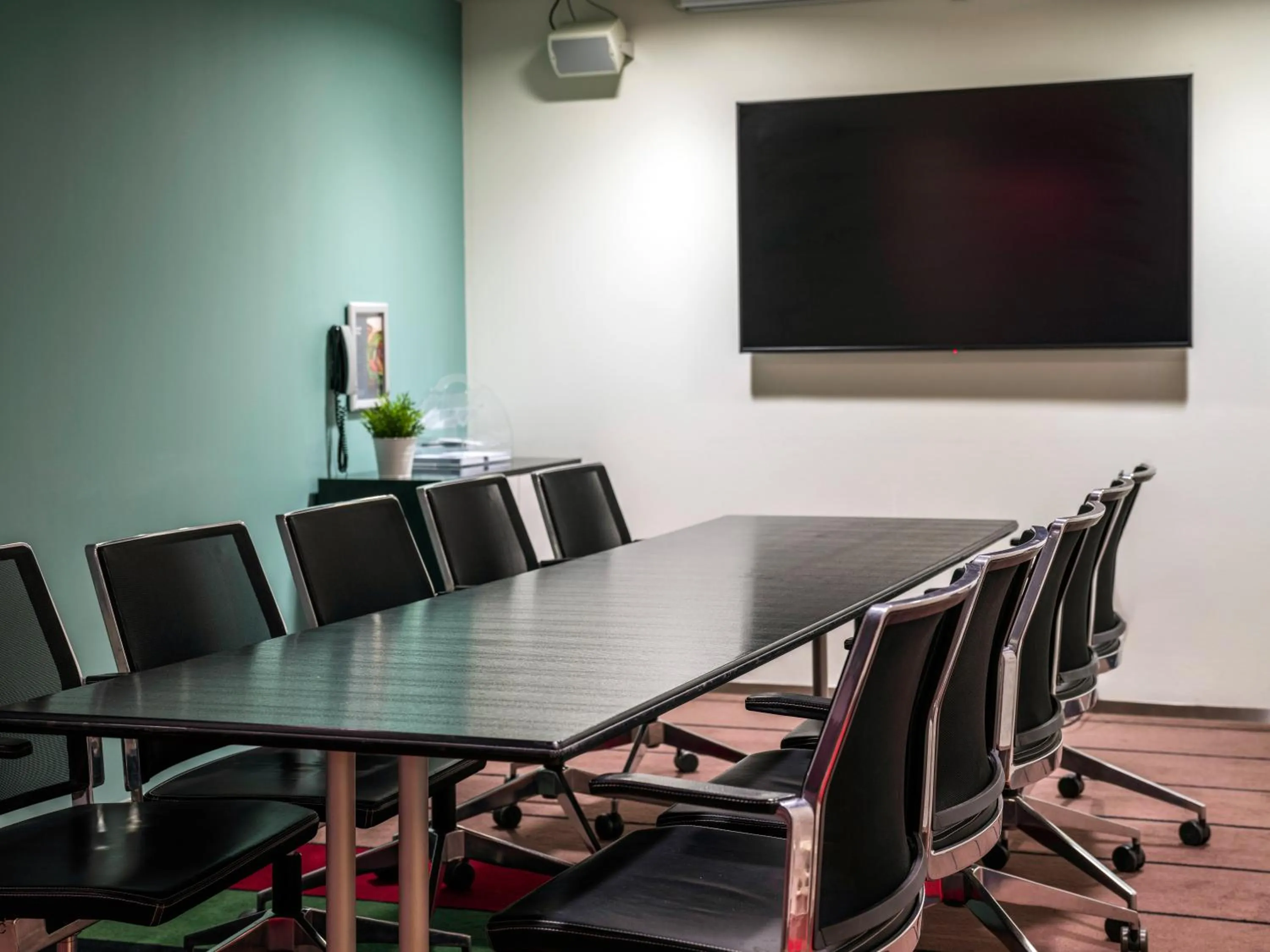 TV and multimedia in Quality Hotel 33