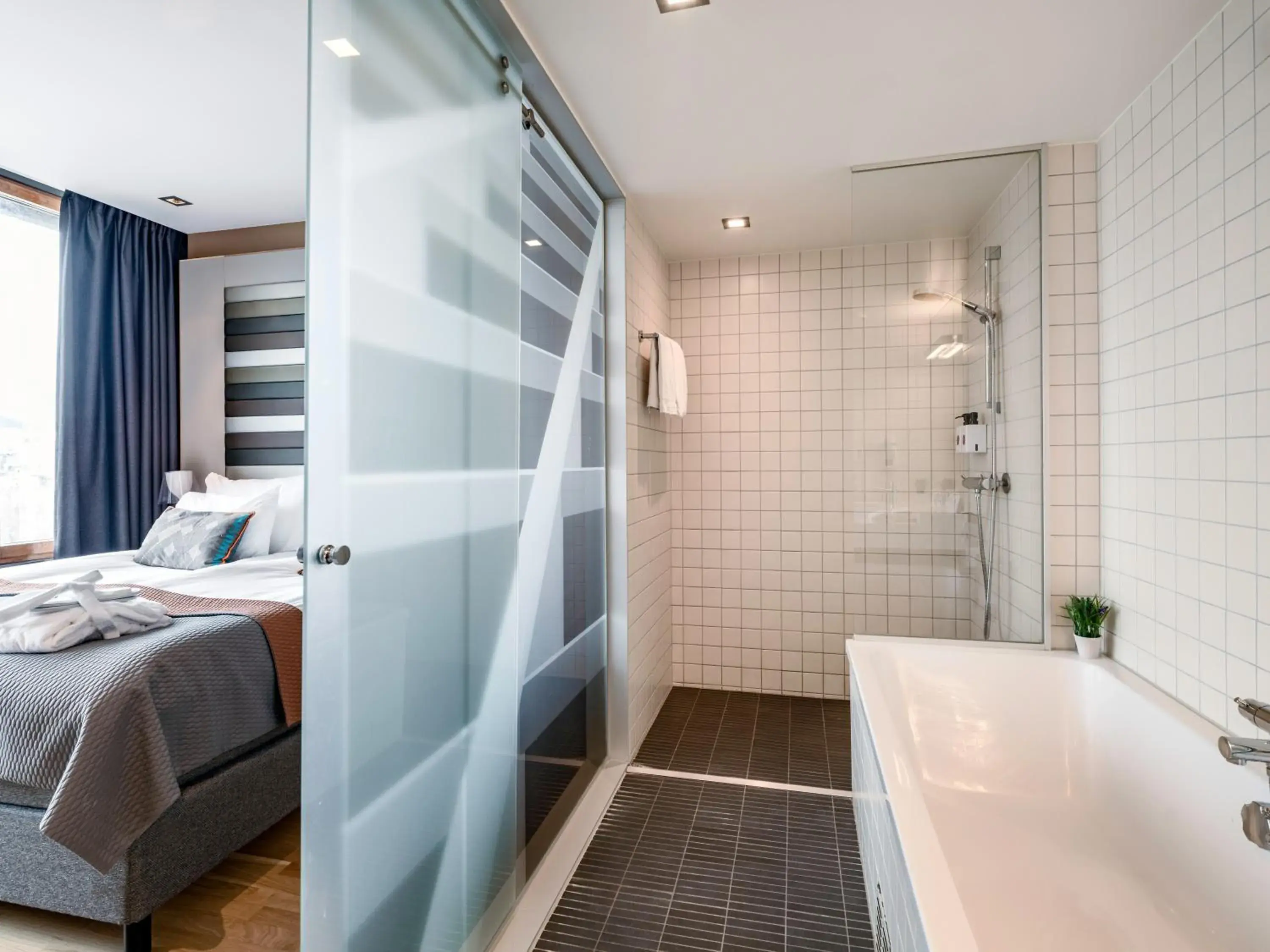 Shower, Bed in Quality Hotel 33 Shower, Bed in Quality Hotel 33