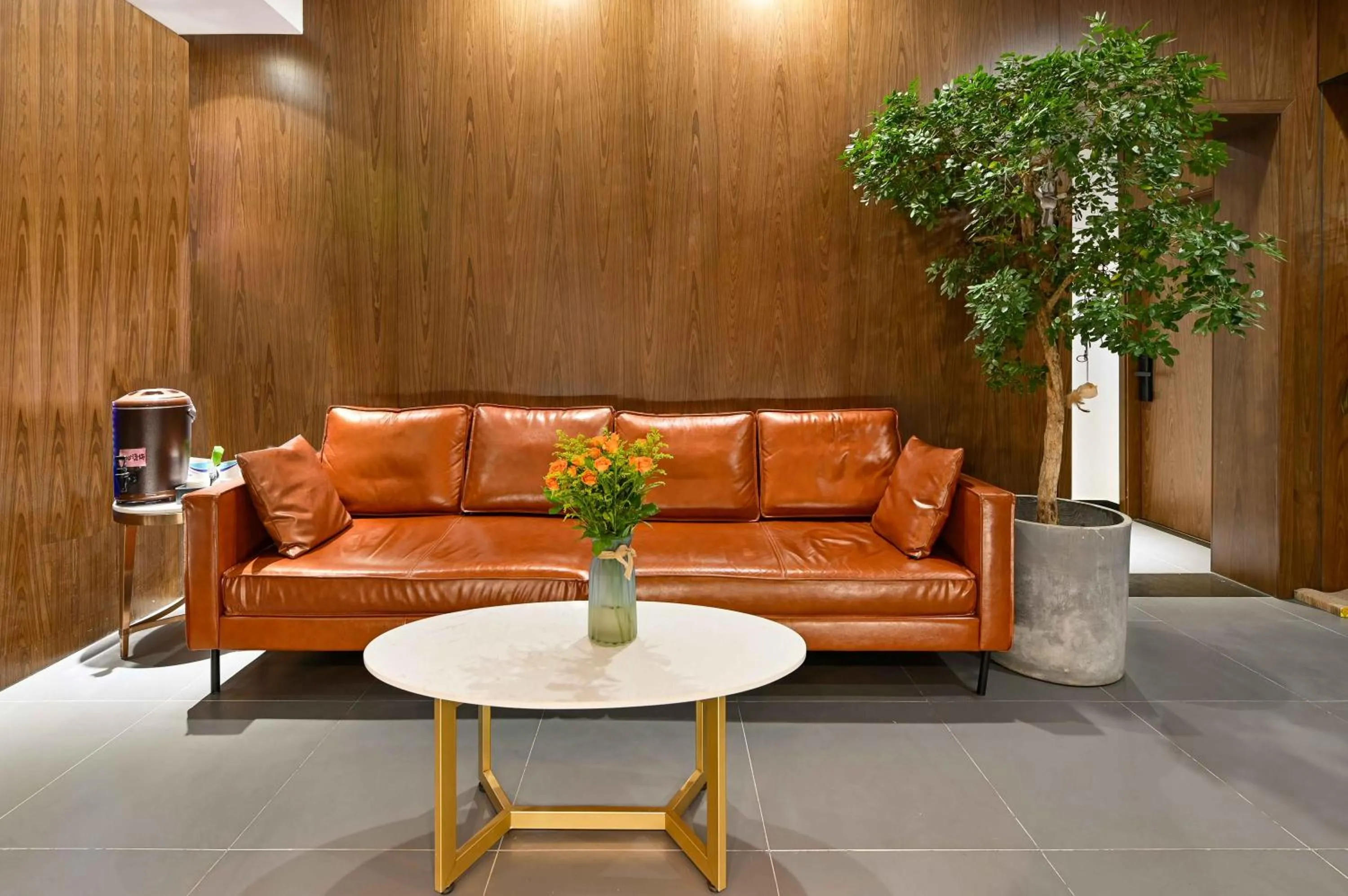 Lobby or reception in Xingshe Alley Courtyard Hotel Beijing Wangfujing Forbidden City Branch - Breakfast included & English speaking reception & Free WiFi and Laundry room & Hutong Culture & Cat-keeping & Flower-growing Terrace & One day tour service & Free coffee