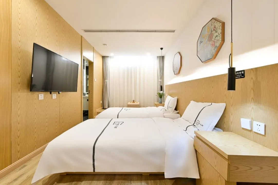 Bed in Xingshe Alley Courtyard Hotel Beijing Wangfujing Forbidden City Branch - Breakfast included & English speaking reception & Free WiFi and Laundry room & Hutong Culture & Cat-keeping & Flower-growing Terrace & One day tour service & Free coffee