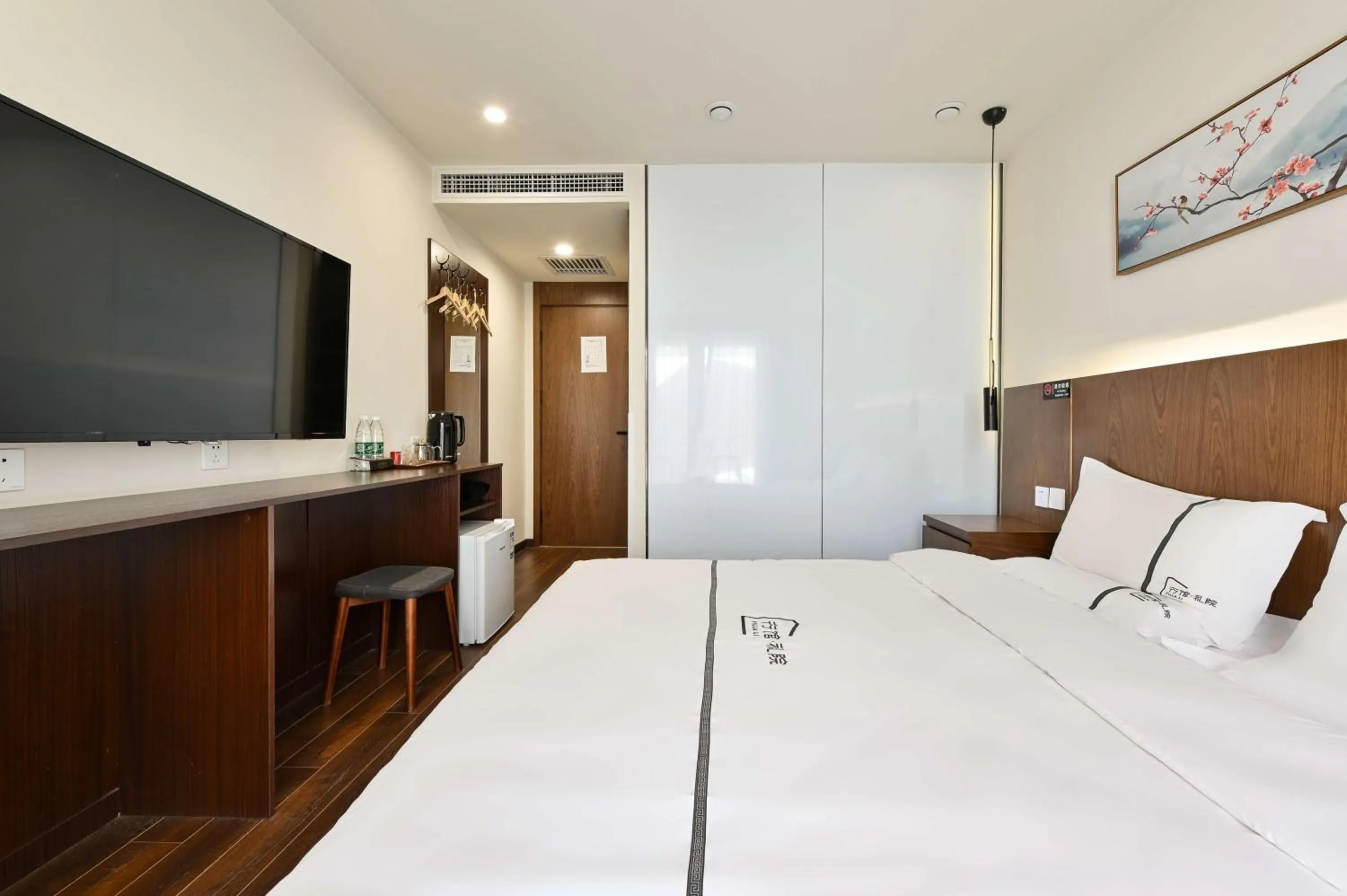 Bed in Xingshe Alley Courtyard Hotel Beijing Wangfujing Forbidden City Branch - Breakfast included & English speaking reception & Free WiFi and Laundry room & Hutong Culture & Cat-keeping & Flower-growing Terrace & One day tour service & Free coffee