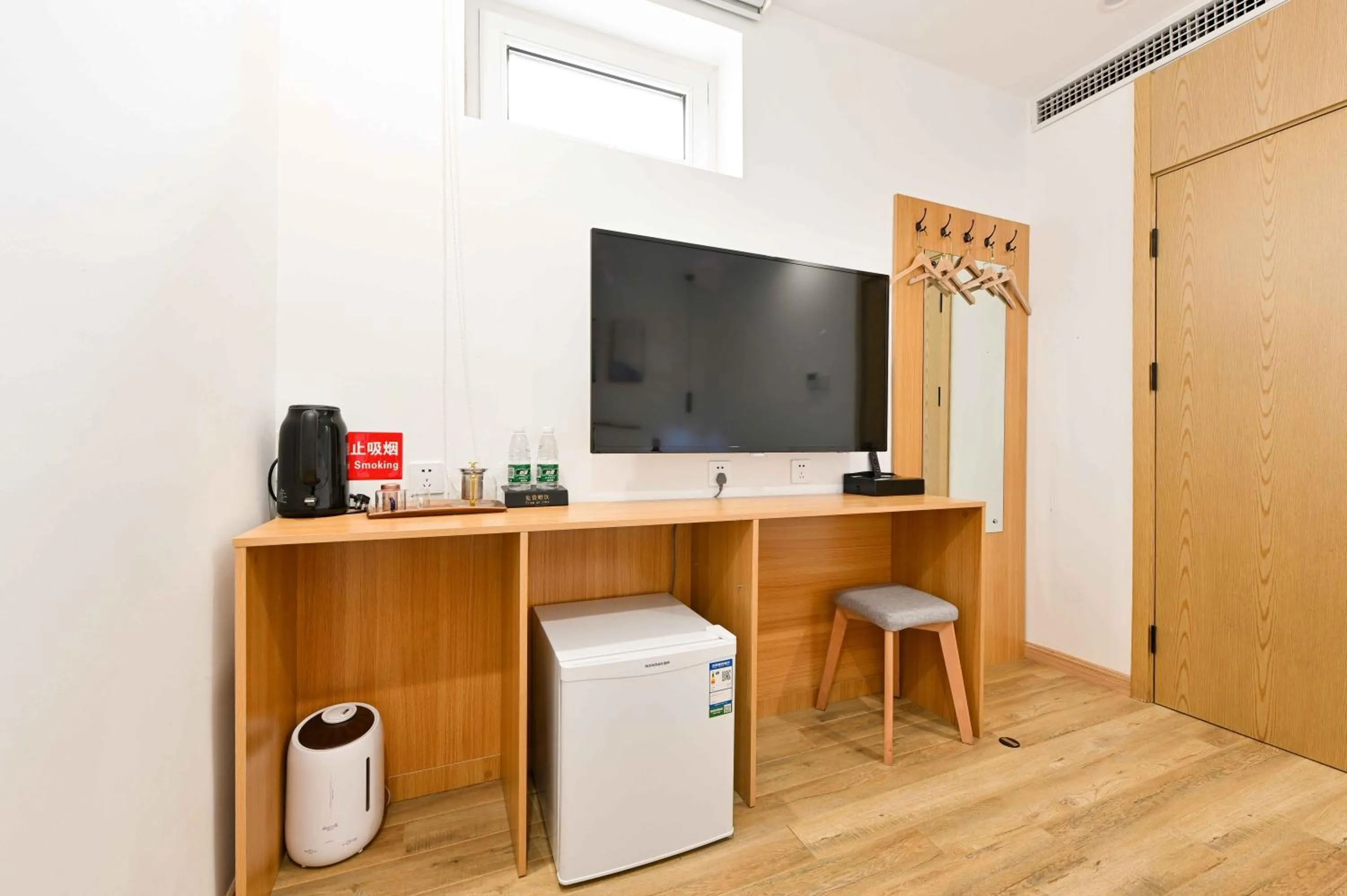 Xingshe Alley Courtyard Hotel Beijing Wangfujing Forbidden City Branch - Breakfast included & English speaking reception & Free WiFi and Laundry room & Hutong Culture & Cat-keeping & Flower-growing Terrace & One day tour service & Free coffee