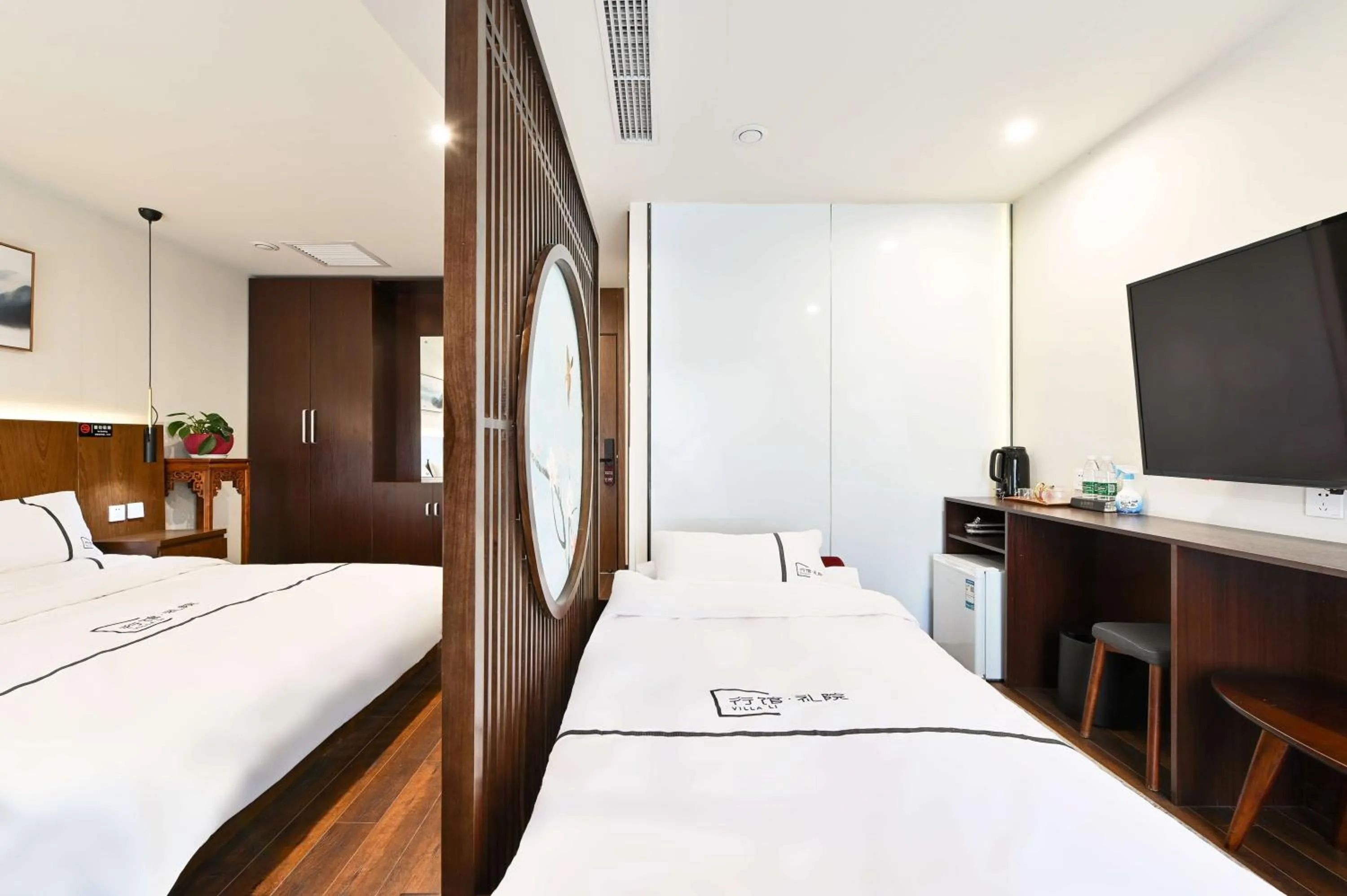 Bed in Xingshe Alley Courtyard Hotel Beijing Wangfujing Forbidden City Branch - Breakfast included & English speaking reception & Free WiFi and Laundry room & Hutong Culture & Cat-keeping & Flower-growing Terrace & One day tour service & Free coffee