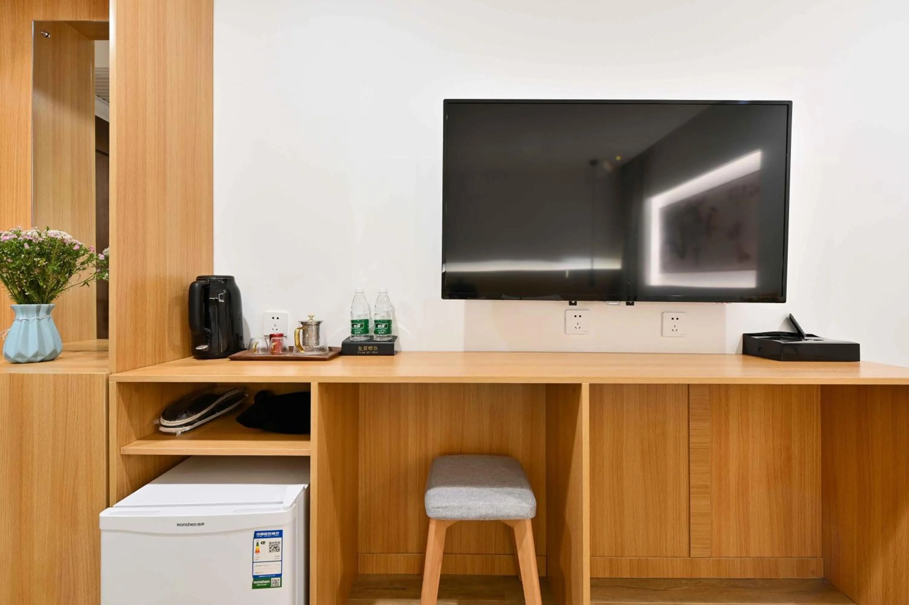 Xingshe Alley Courtyard Hotel Beijing Wangfujing Forbidden City Branch - Breakfast included & English speaking reception & Free WiFi and Laundry room & Hutong Culture & Cat-keeping & Flower-growing Terrace & One day tour service & Free coffee