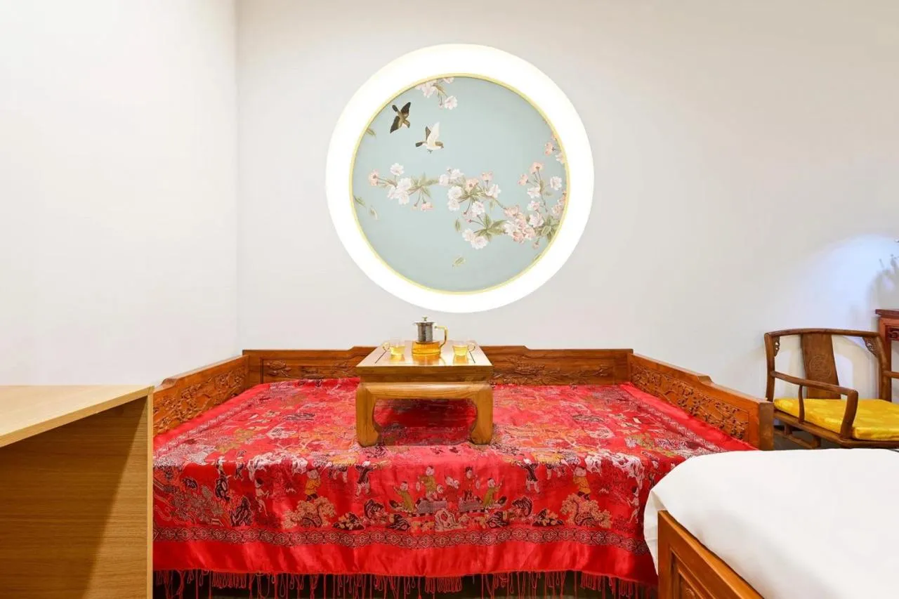 Bed in Xingshe Alley Courtyard Hotel Beijing Wangfujing Forbidden City Branch - Breakfast included & English speaking reception & Free WiFi and Laundry room & Hutong Culture & Cat-keeping & Flower-growing Terrace & One day tour service & Free coffee