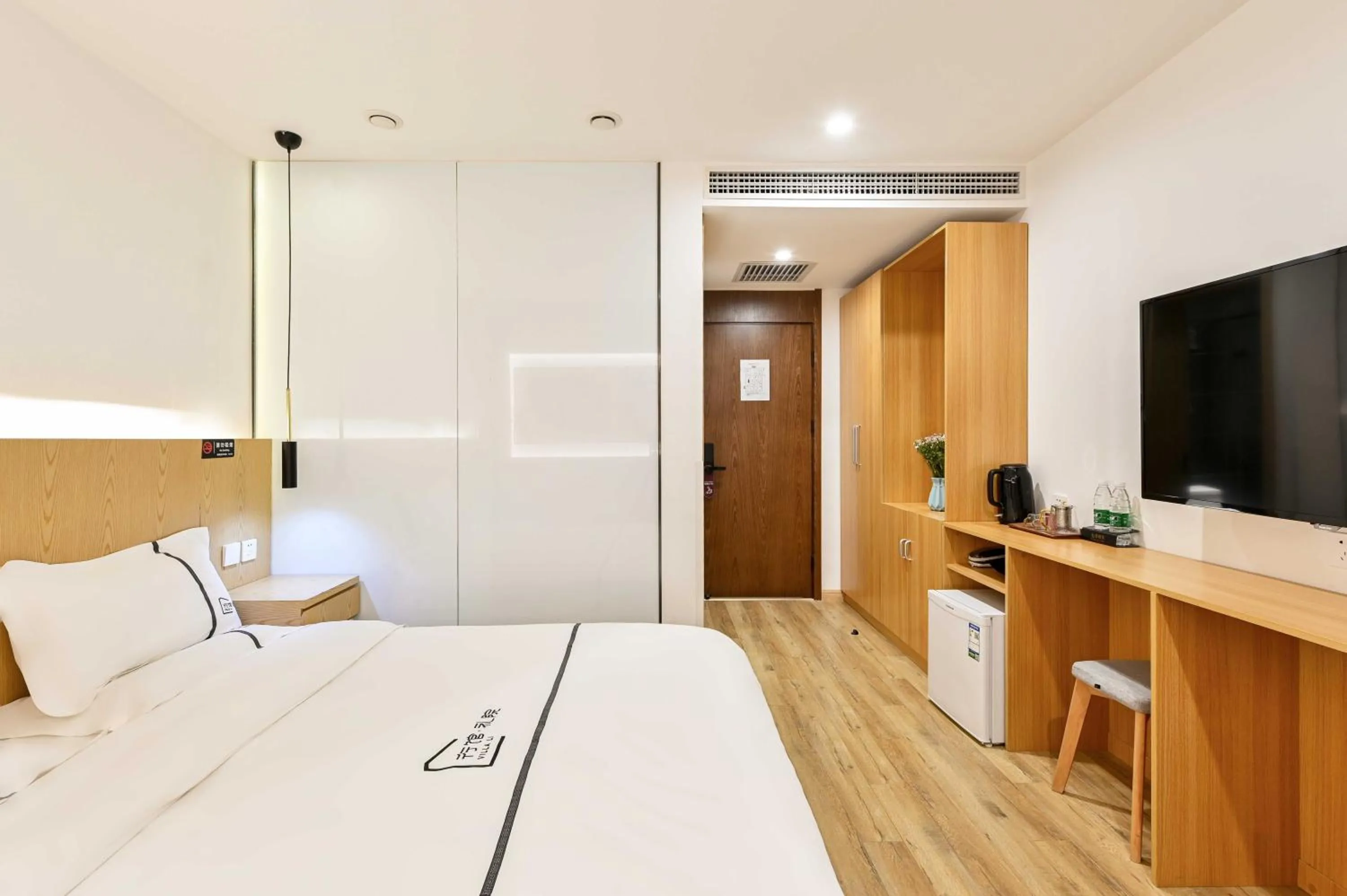 Bed in Xingshe Alley Courtyard Hotel Beijing Wangfujing Forbidden City Branch - Breakfast included & English speaking reception & Free WiFi and Laundry room & Hutong Culture & Cat-keeping & Flower-growing Terrace & One day tour service & Free coffee