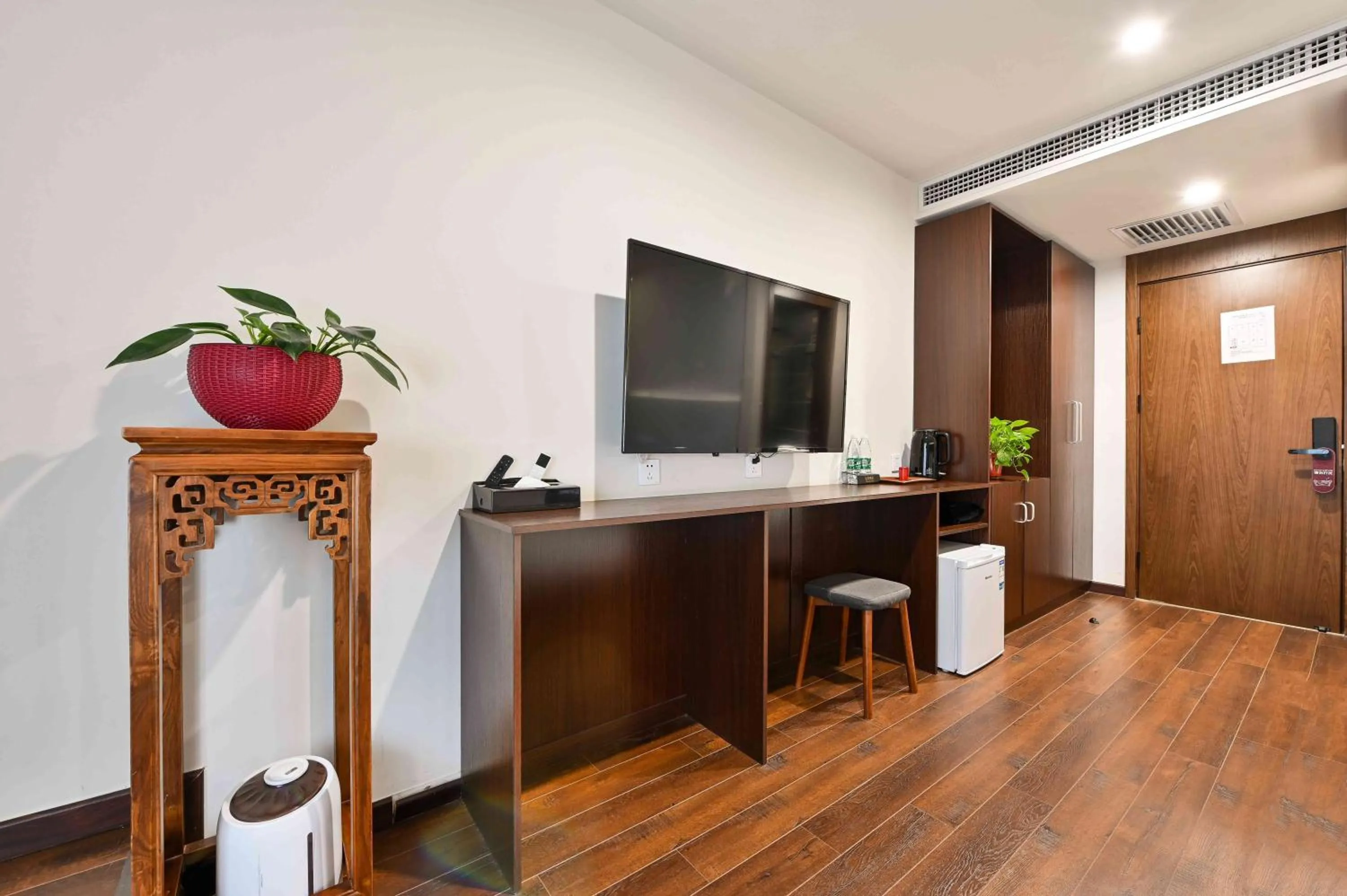 Xingshe Alley Courtyard Hotel Beijing Wangfujing Forbidden City Branch - Breakfast included & English speaking reception & Free WiFi and Laundry room & Hutong Culture & Cat-keeping & Flower-growing Terrace & One day tour service & Free coffee