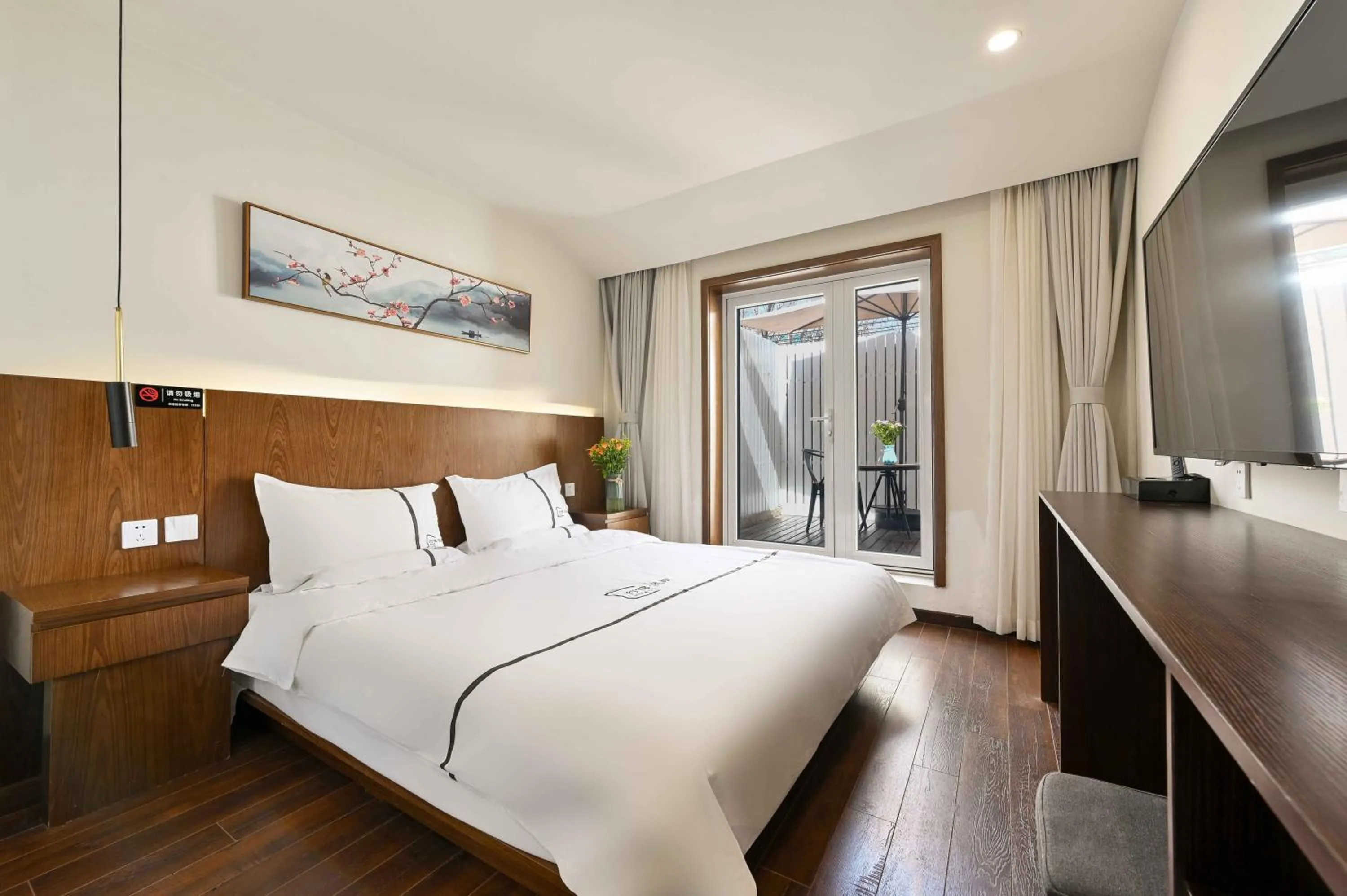 Bed in Xingshe Alley Courtyard Hotel Beijing Wangfujing Forbidden City Branch - Breakfast included & English speaking reception & Free WiFi and Laundry room & Hutong Culture & Cat-keeping & Flower-growing Terrace & One day tour service & Free coffee