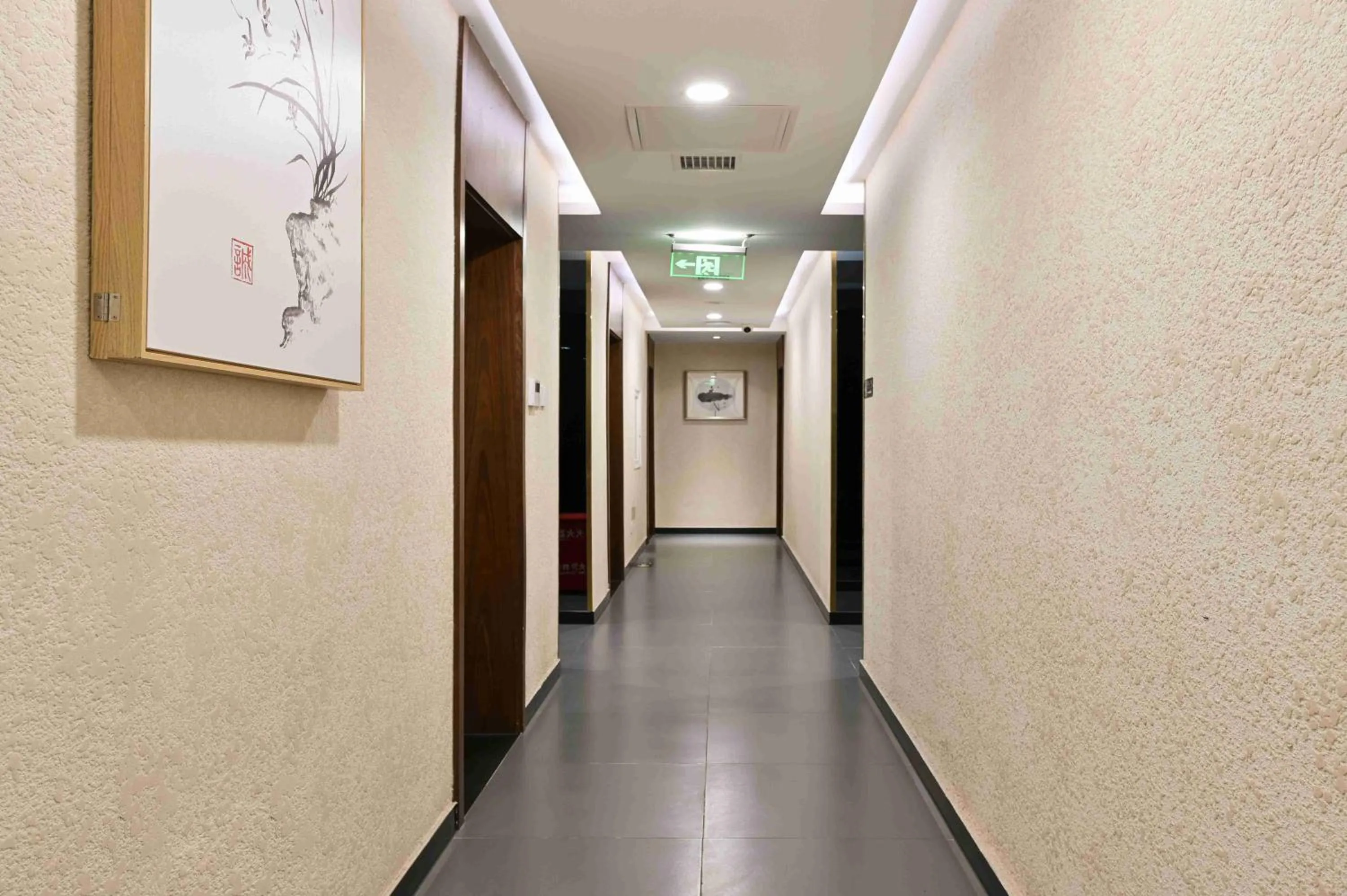 Xingshe Alley Courtyard Hotel Beijing Wangfujing Forbidden City Branch - Breakfast included & English speaking reception & Free WiFi and Laundry room & Hutong Culture & Cat-keeping & Flower-growing Terrace & One day tour service & Free coffee