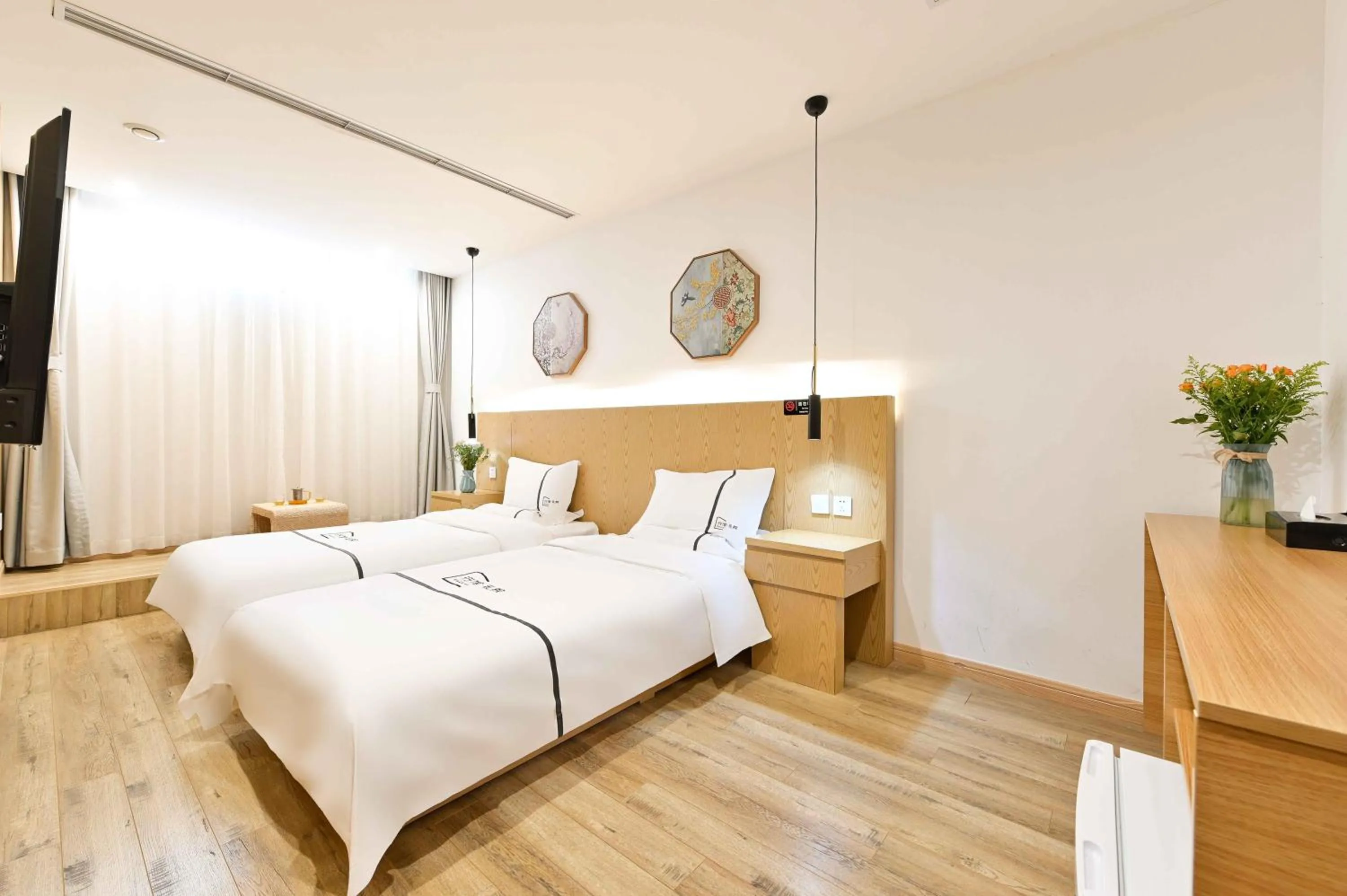 Bed in Xingshe Alley Courtyard Hotel Beijing Wangfujing Forbidden City Branch - Breakfast included & English speaking reception & Free WiFi and Laundry room & Hutong Culture & Cat-keeping & Flower-growing Terrace & One day tour service & Free coffee