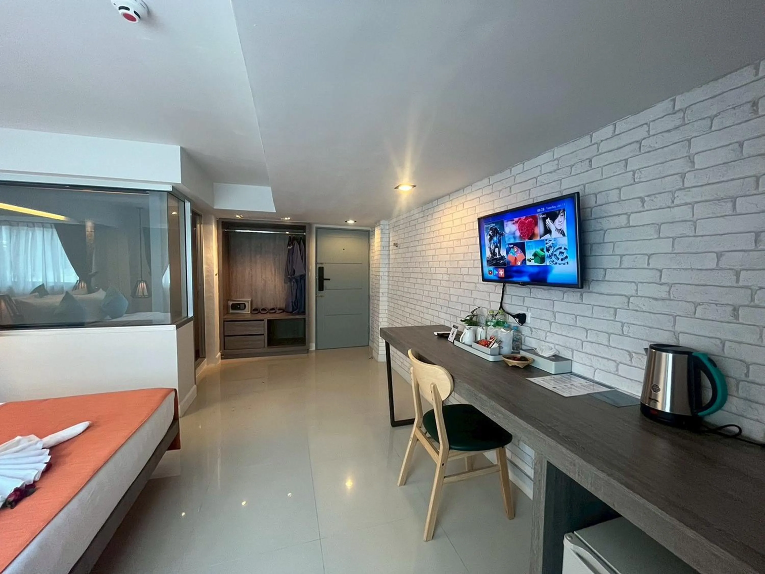 TV and multimedia in MORE Patong Hotel