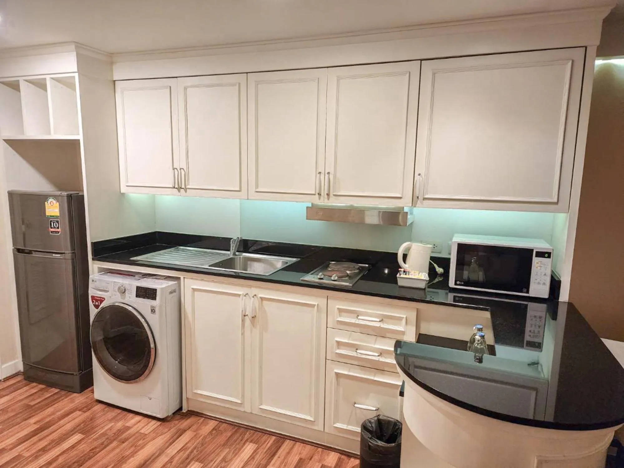 Coffee/tea facilities in Kingston Suites Bangkok