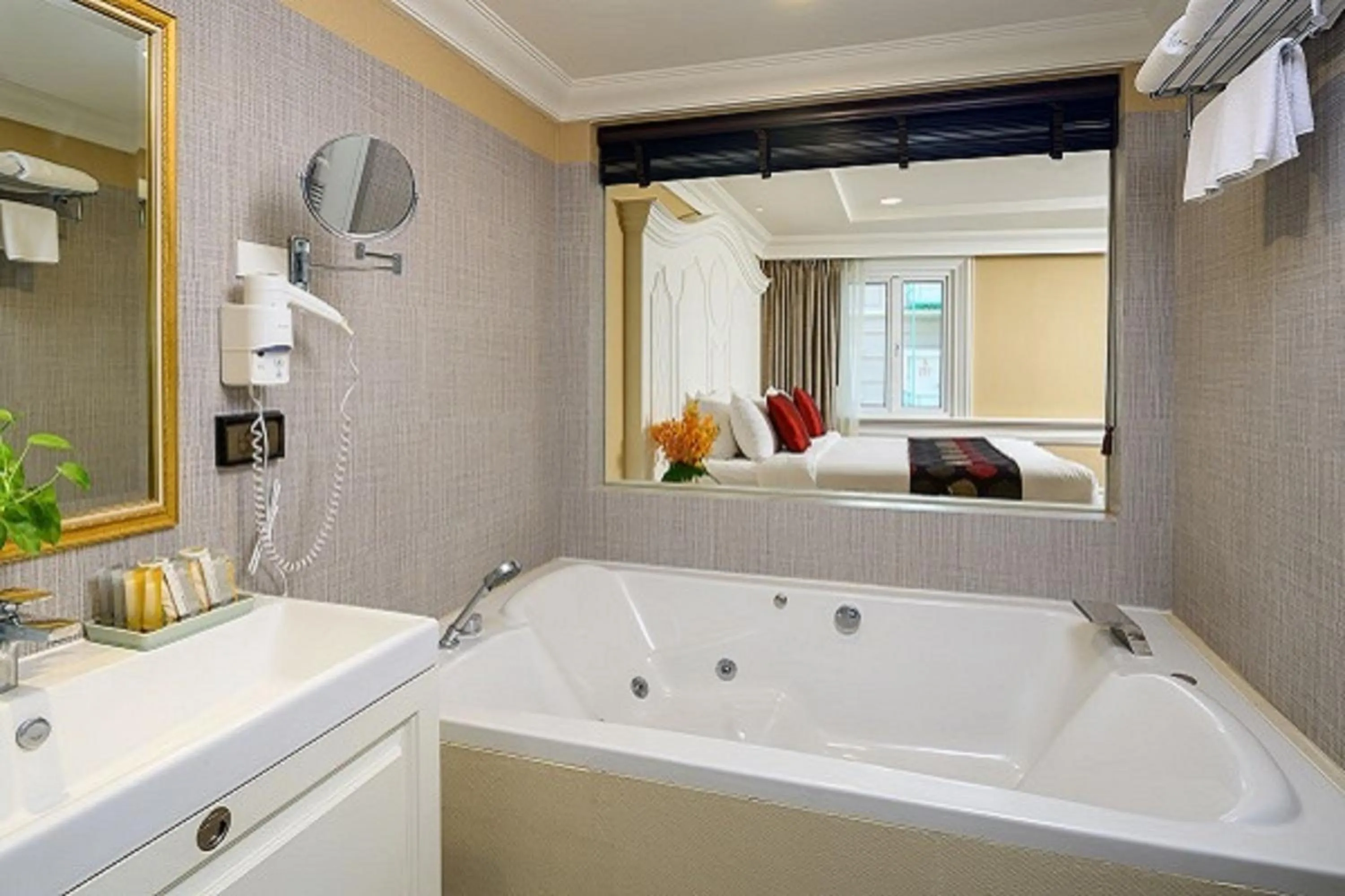 Bathroom, Bed in Kingston Suites Bangkok