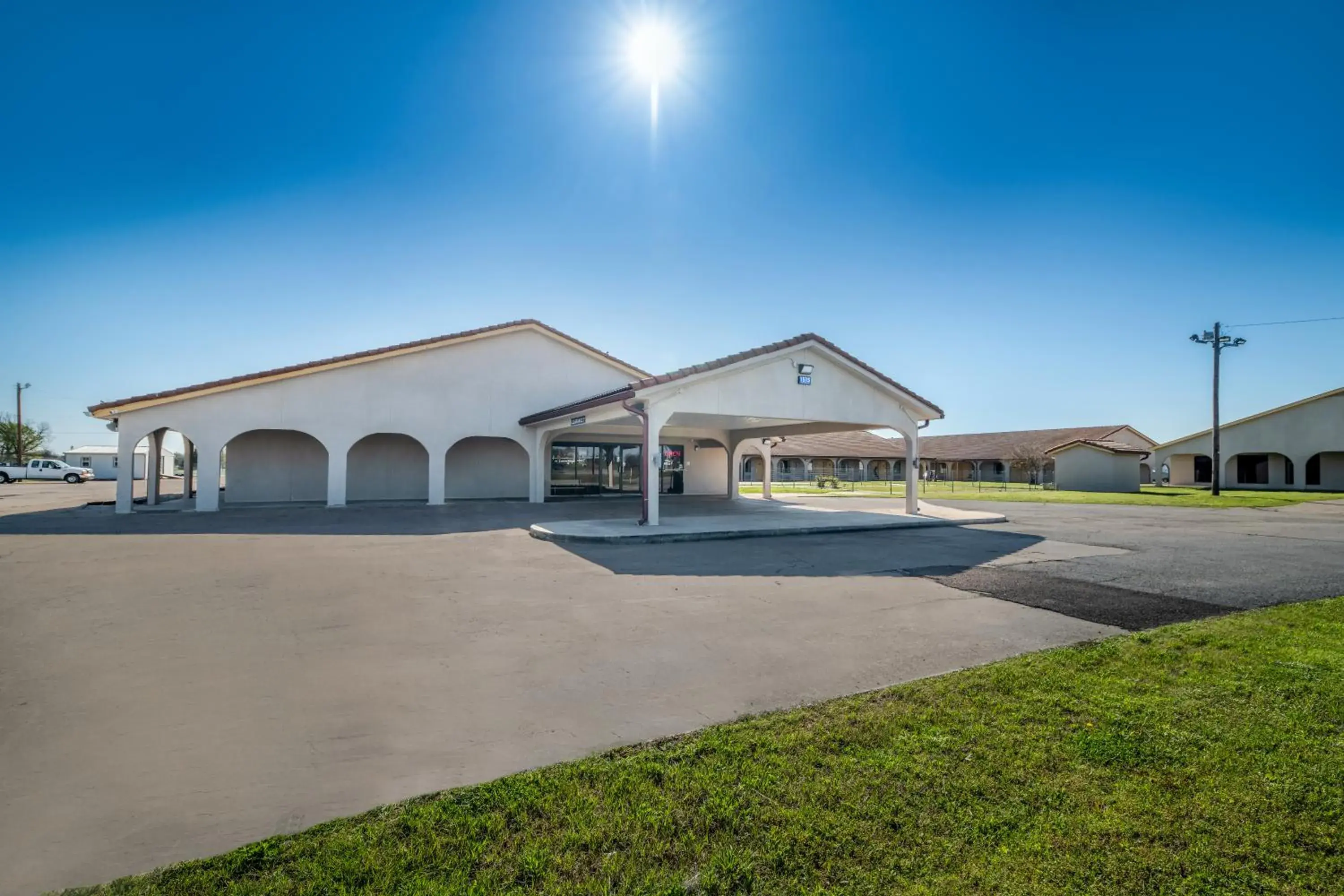 Property building in Americas Best Value Inn Bonham Property building in Americas Best Value Inn Bonham