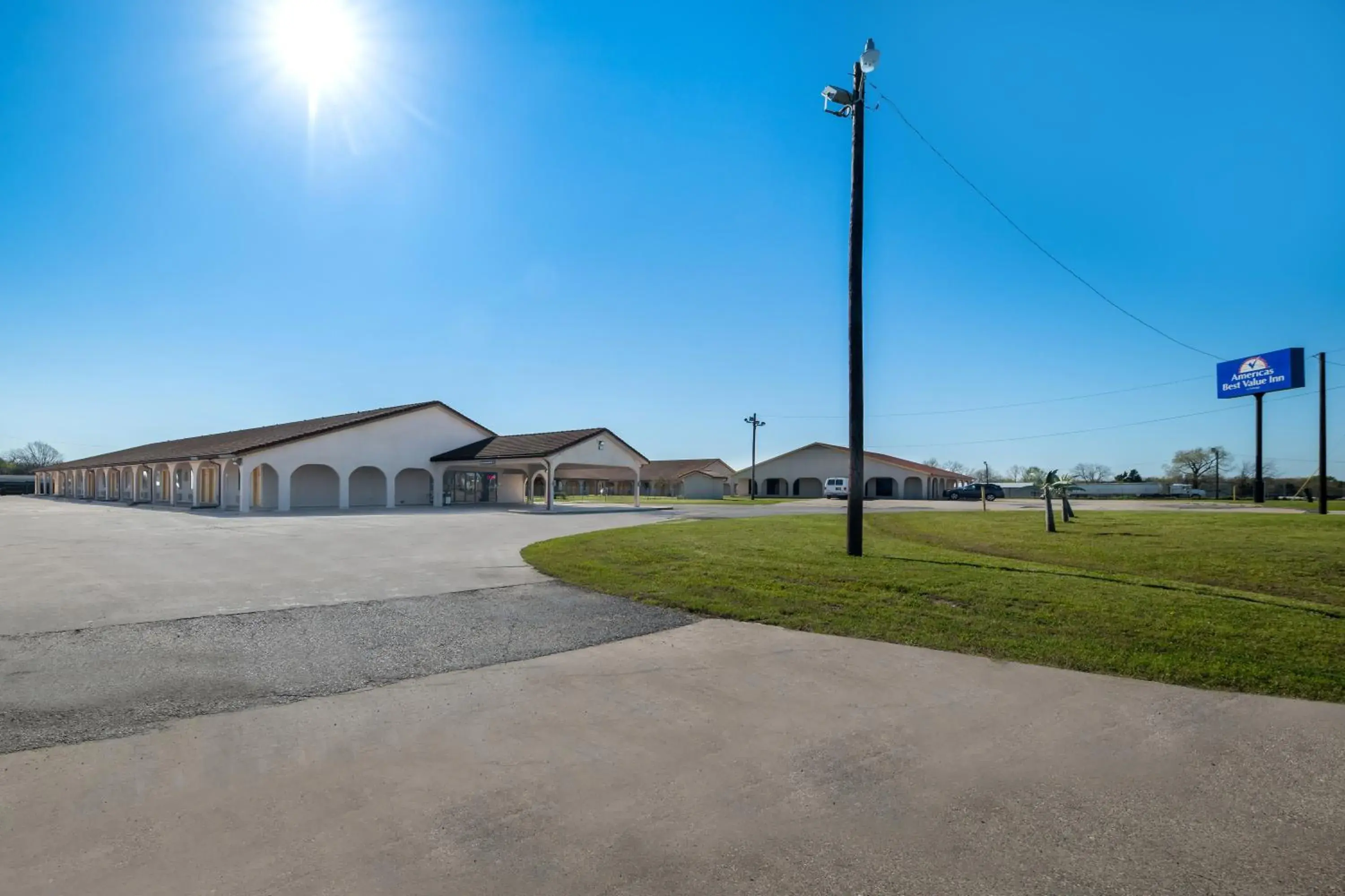 Property building in Americas Best Value Inn Bonham Property building in Americas Best Value Inn Bonham