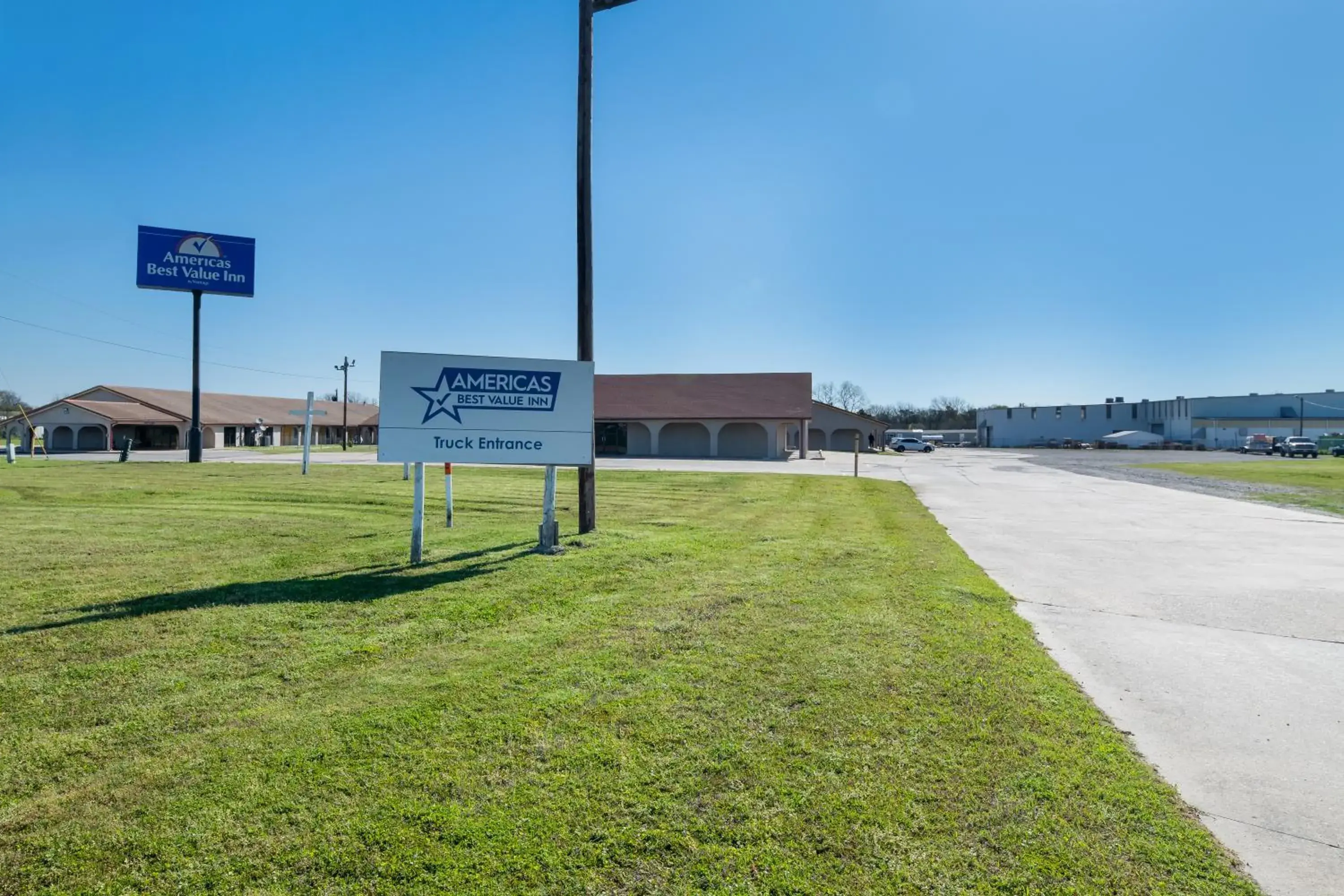 Property building in Americas Best Value Inn Bonham Property building in Americas Best Value Inn Bonham