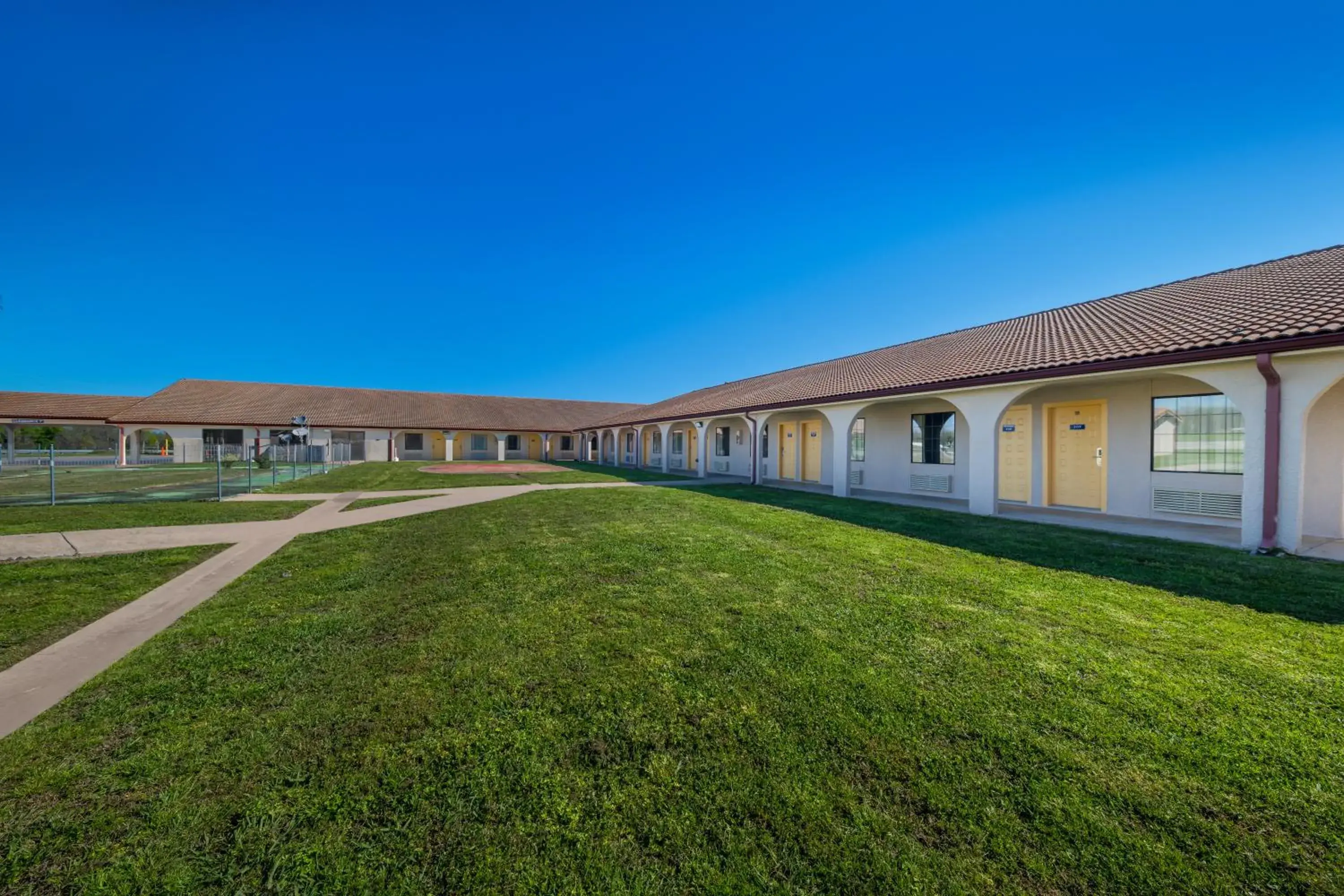 Property building in Americas Best Value Inn Bonham Property building in Americas Best Value Inn Bonham