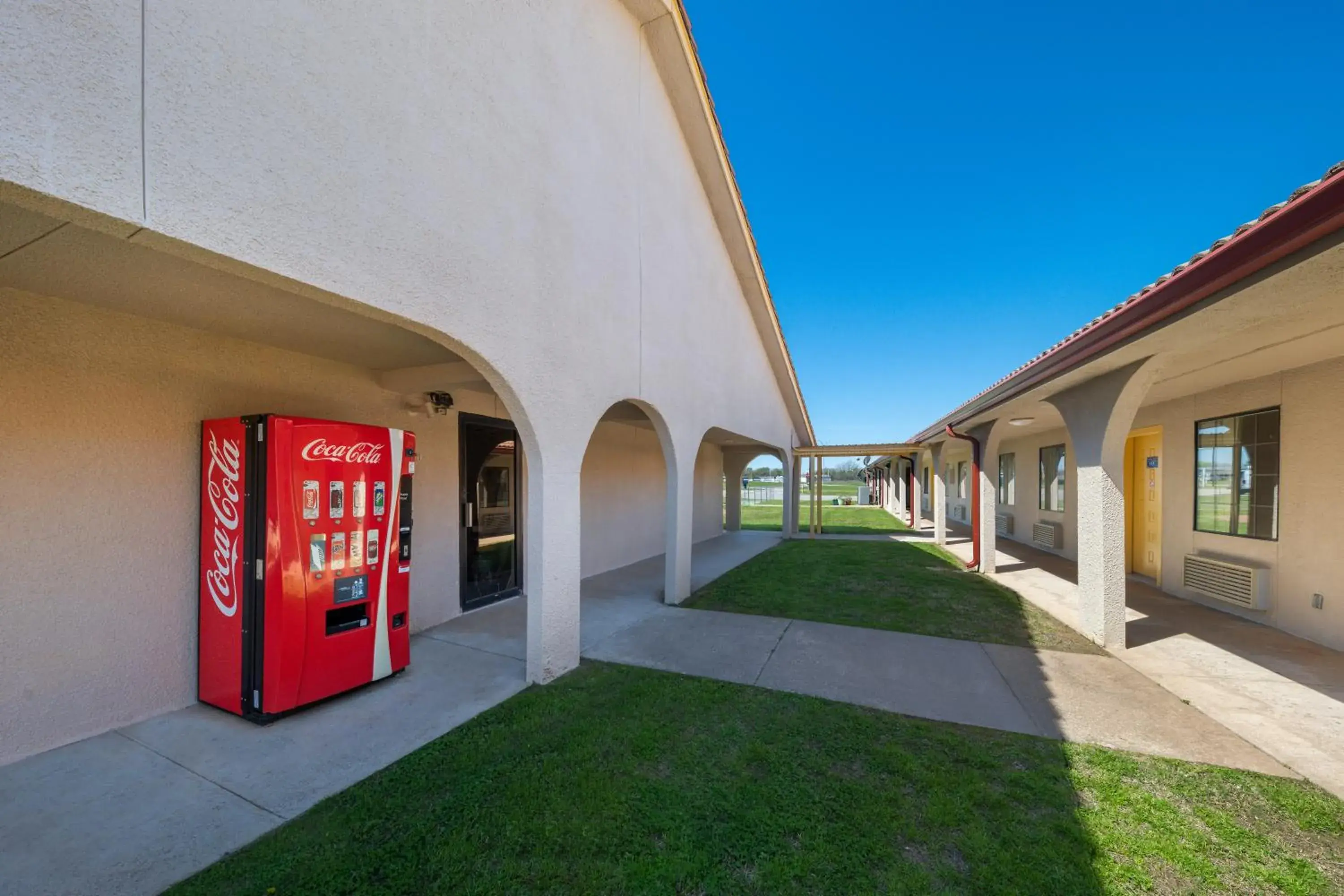 Property building in Americas Best Value Inn Bonham Property building in Americas Best Value Inn Bonham