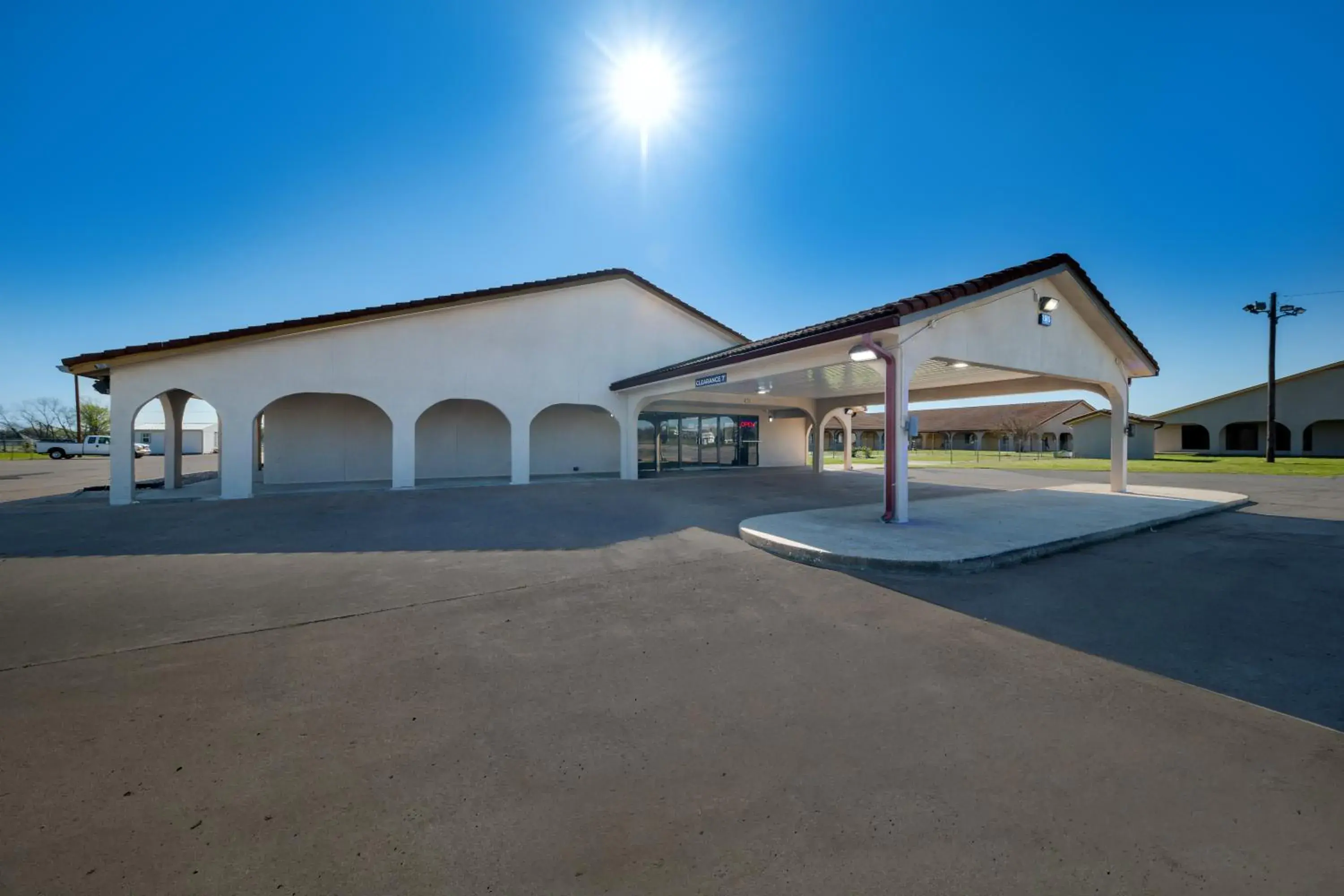 Property building in Americas Best Value Inn Bonham Property building in Americas Best Value Inn Bonham