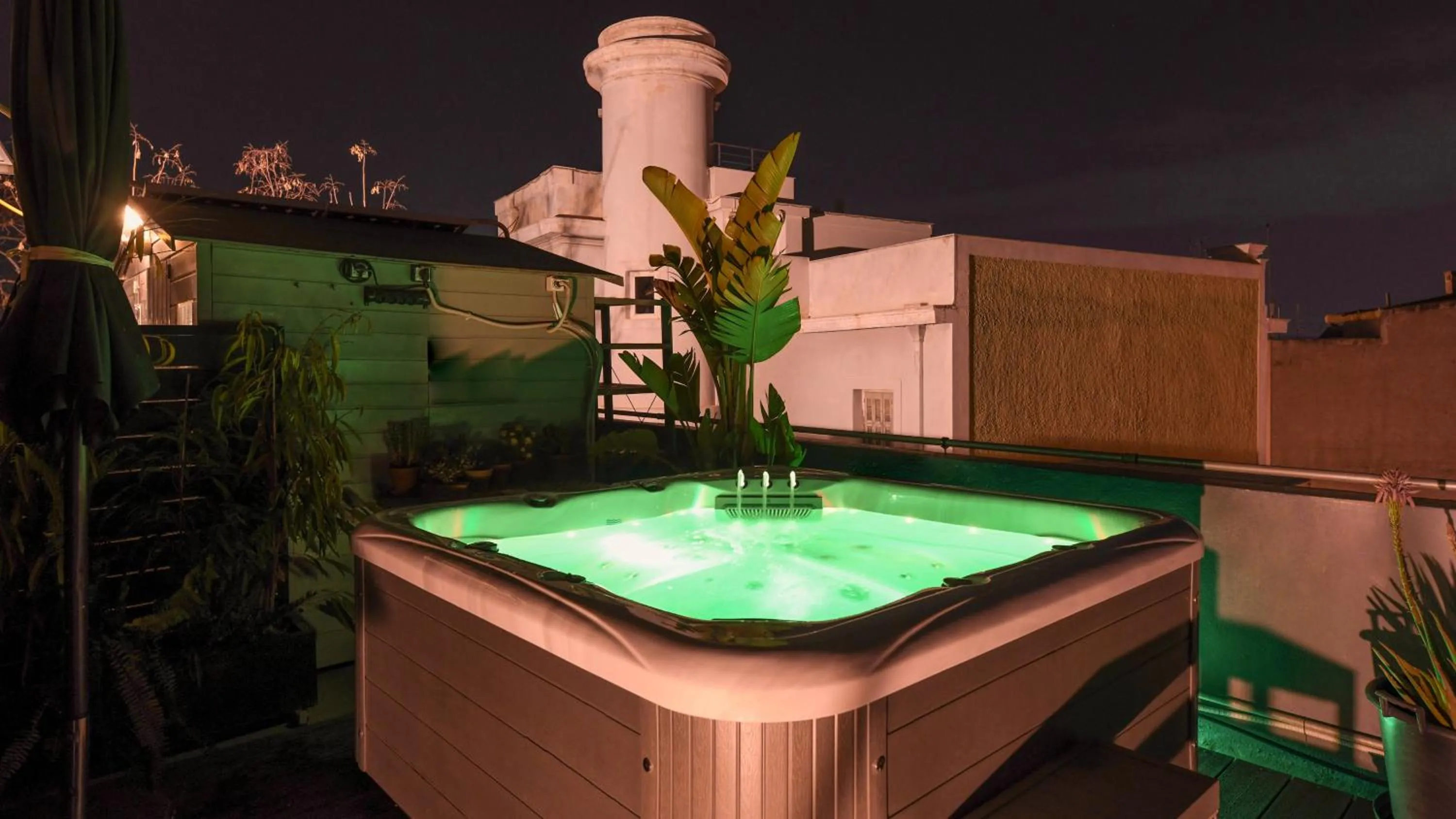Hot Tub in Monastiraki CityCenter Sleepbox- Unspoiled Athens Apartments