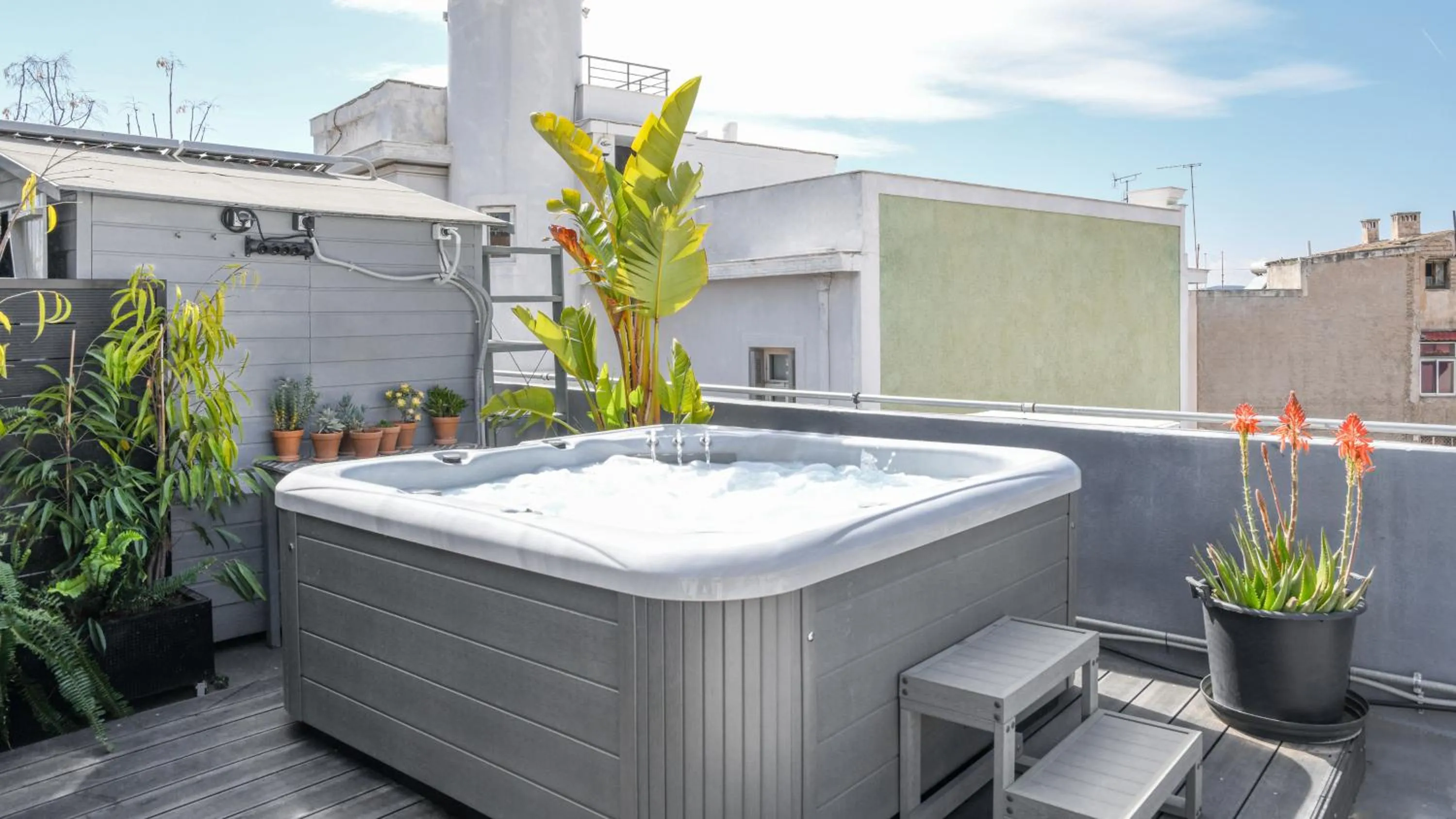 Hot Tub in Monastiraki CityCenter Sleepbox- Unspoiled Athens Apartments