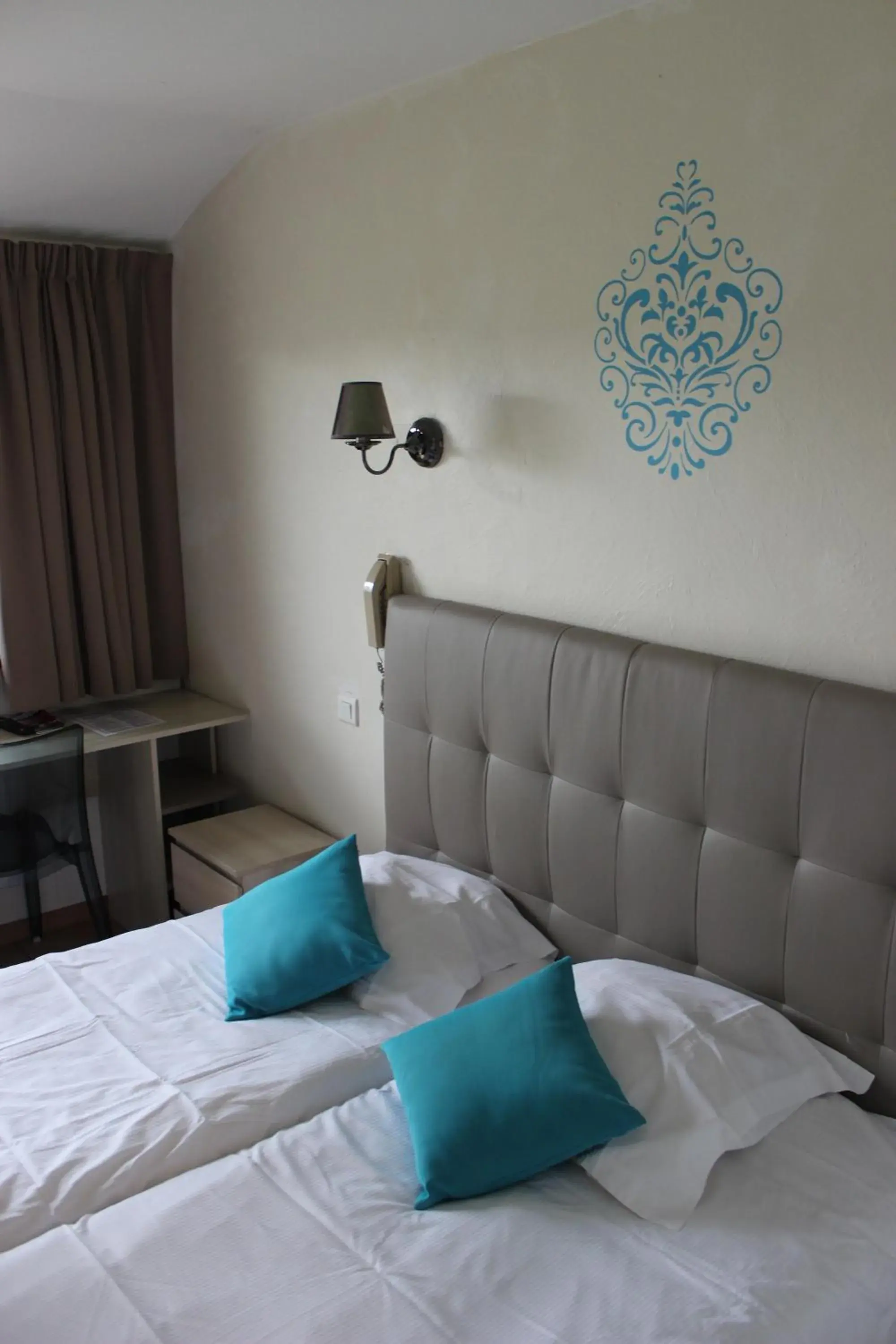 Twin Room with Garden View in Logis Hôtel Restaurant La Vieille Ferme, Mâcon Nord Twin Room with Garden View in Logis Hôtel Restaurant La Vieille Ferme, Mâcon Nord