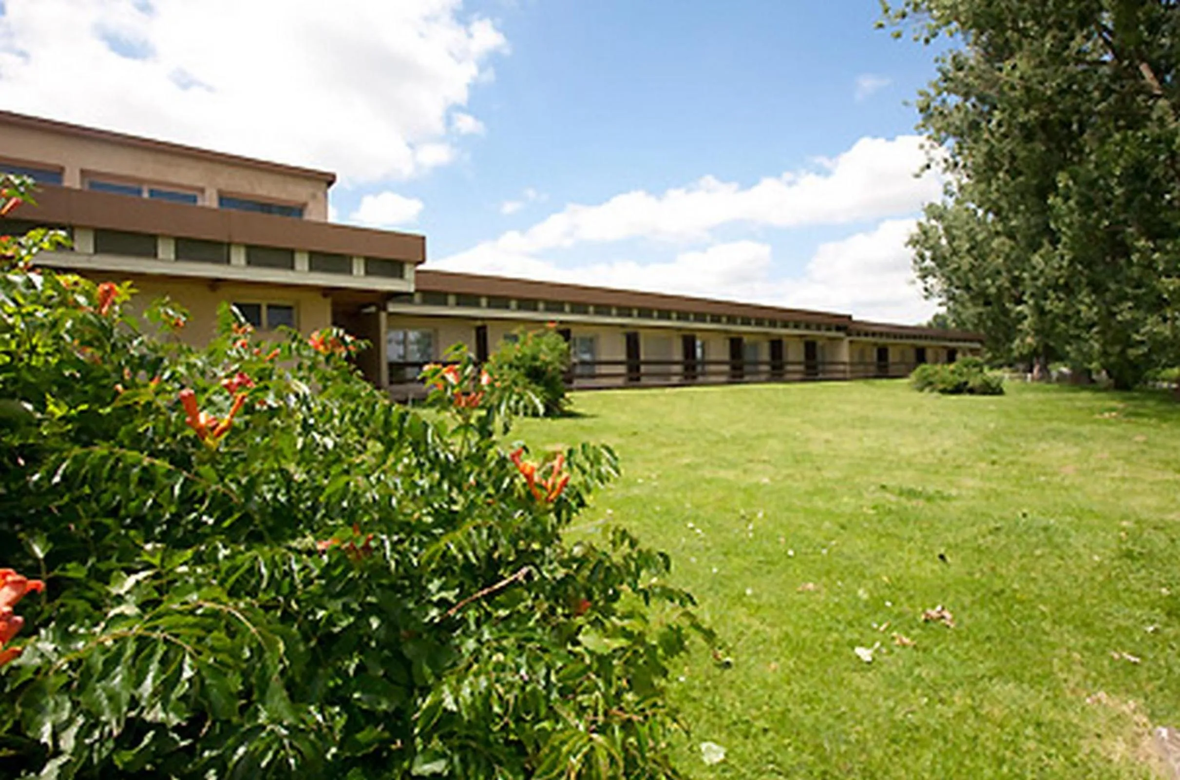 Facade/entrance in Logis Hôtel Restaurant La Vieille Ferme, Mâcon Nord