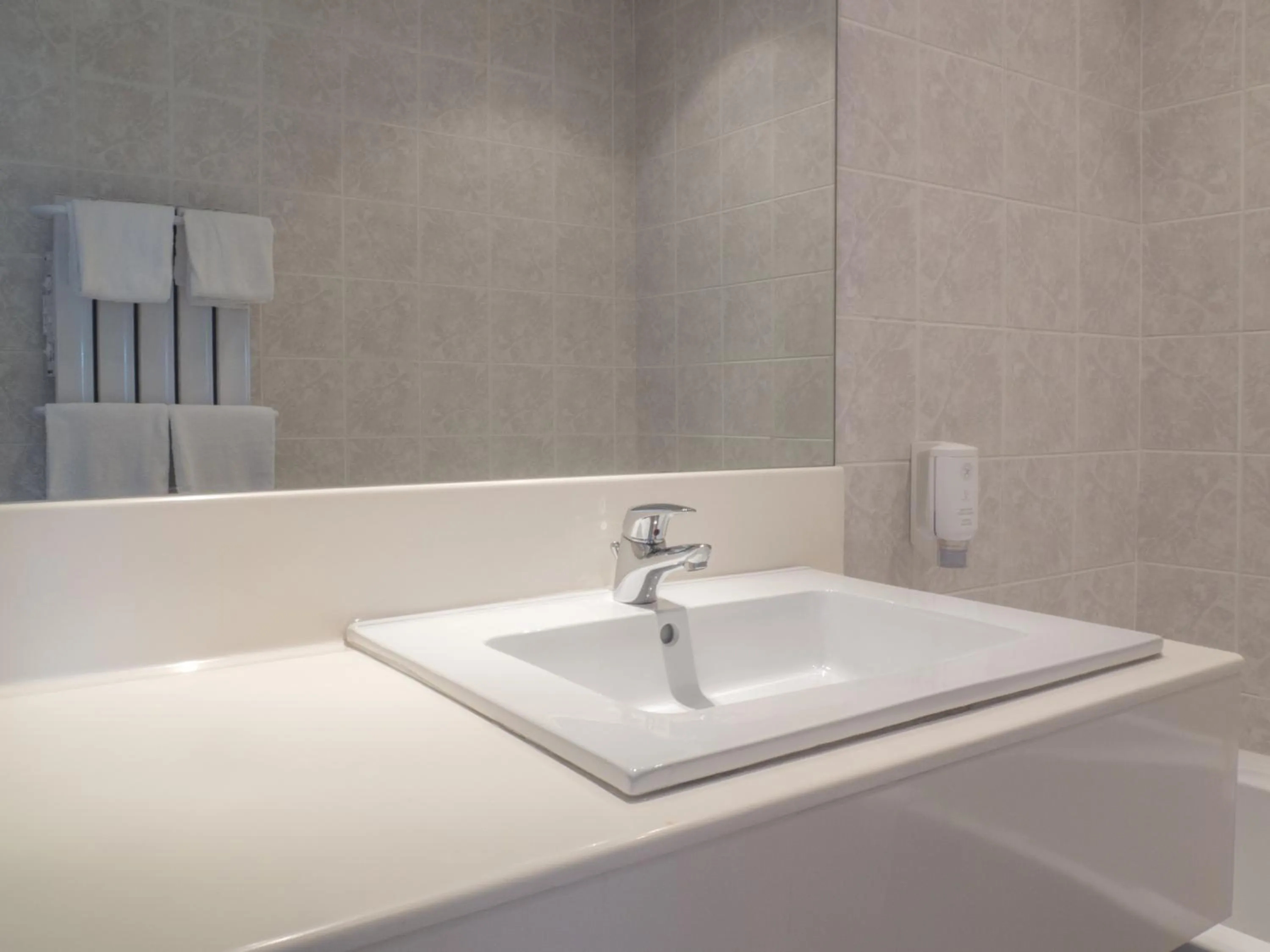 Bathroom in Logis Hôtel Restaurant La Vieille Ferme, Mâcon Nord