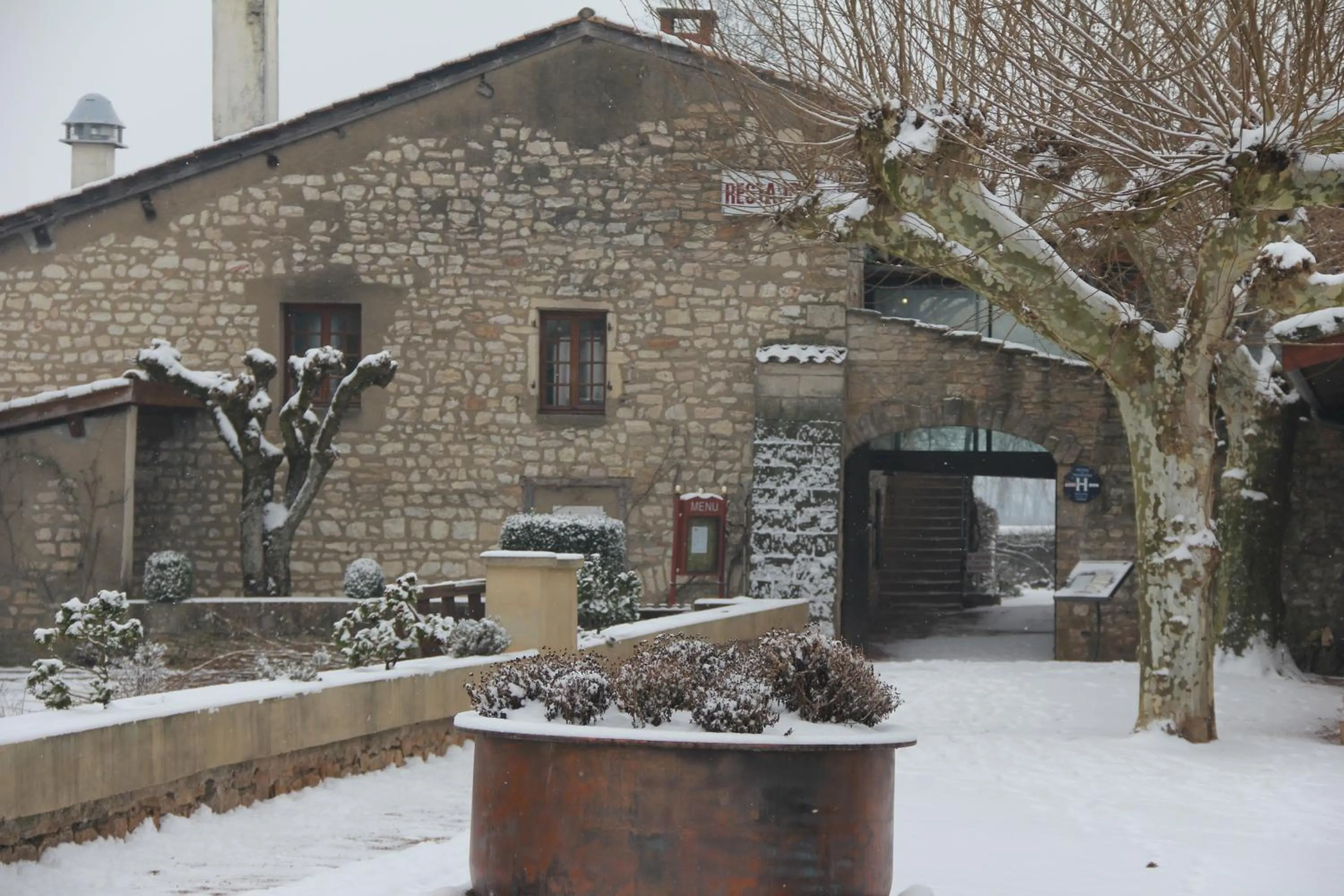 Facade/entrance in Logis Hôtel Restaurant La Vieille Ferme, Mâcon Nord
