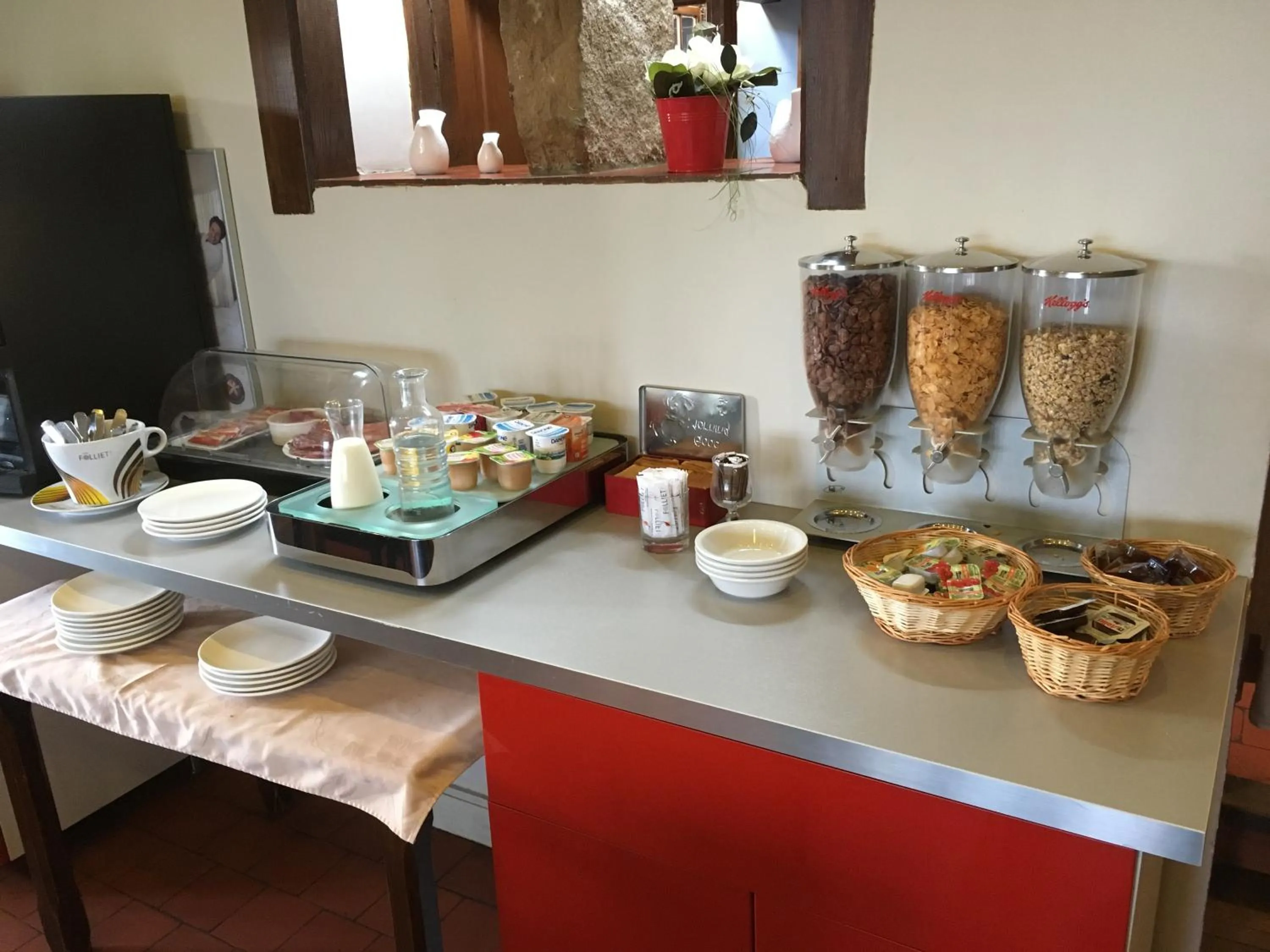 Breakfast in Logis Hôtel Restaurant La Vieille Ferme, Mâcon Nord