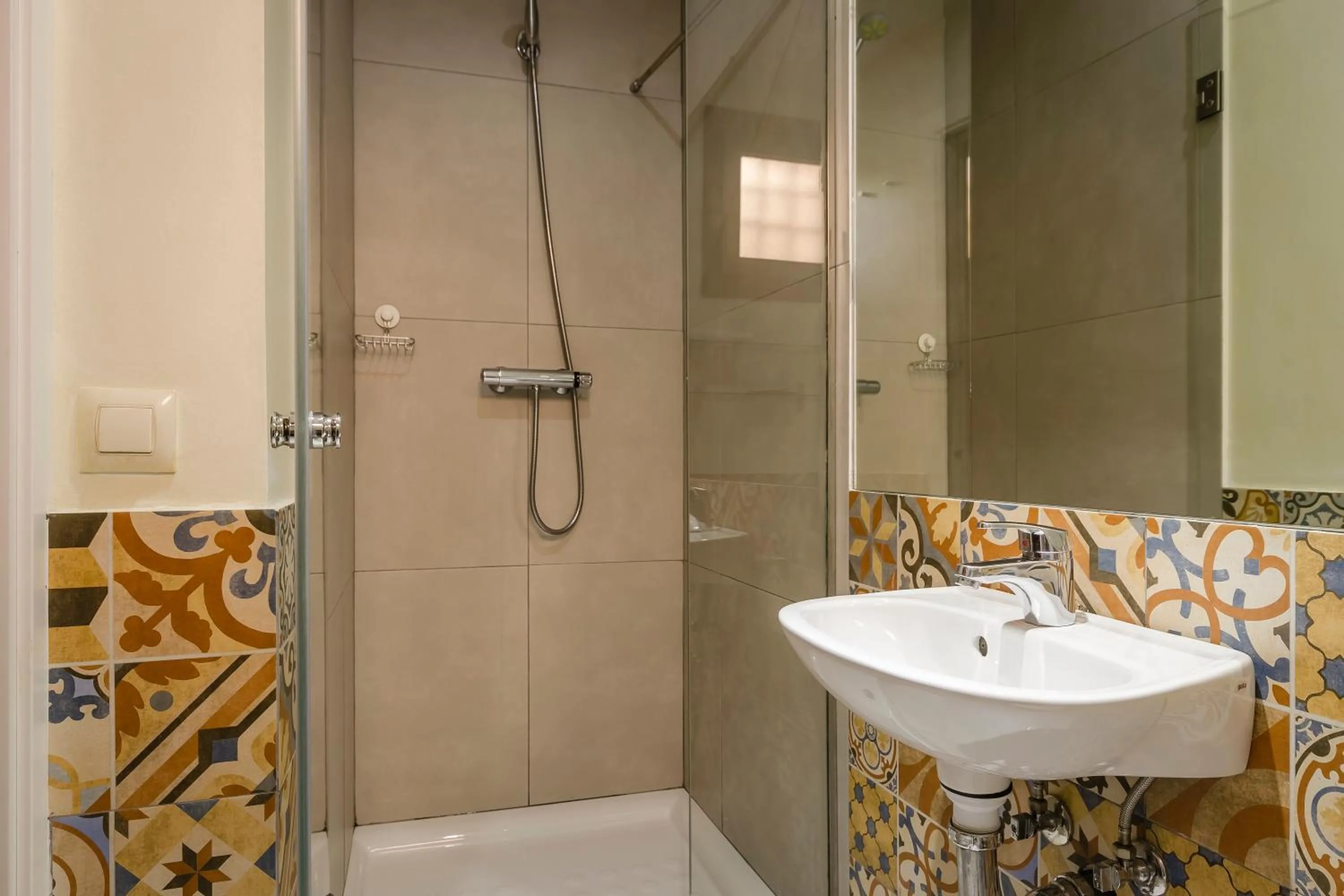 Shower in YIT Puerta Bisagra