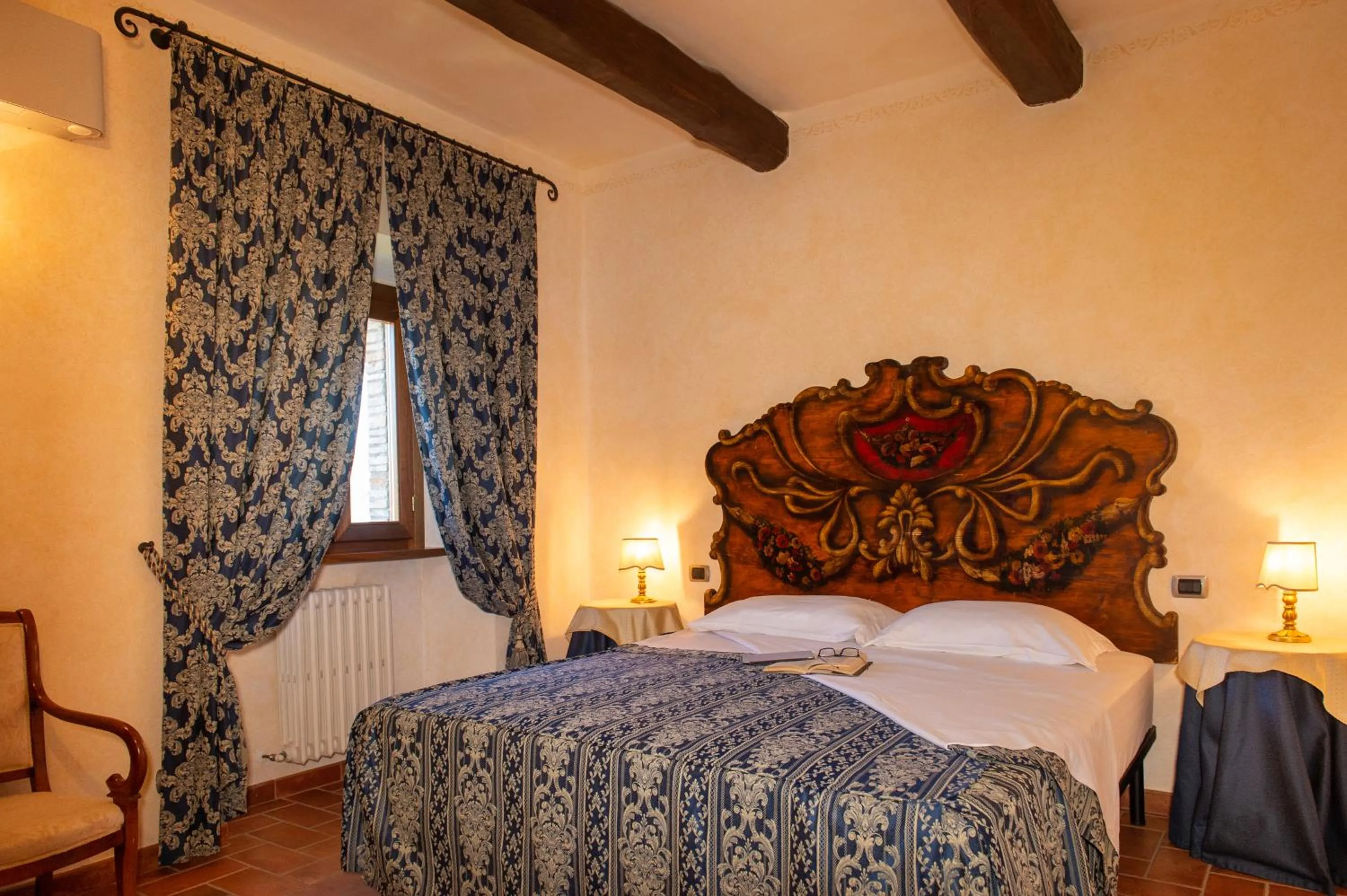 Bed in Rocca Di Pierle, Agriturismo di Charme - Cortona