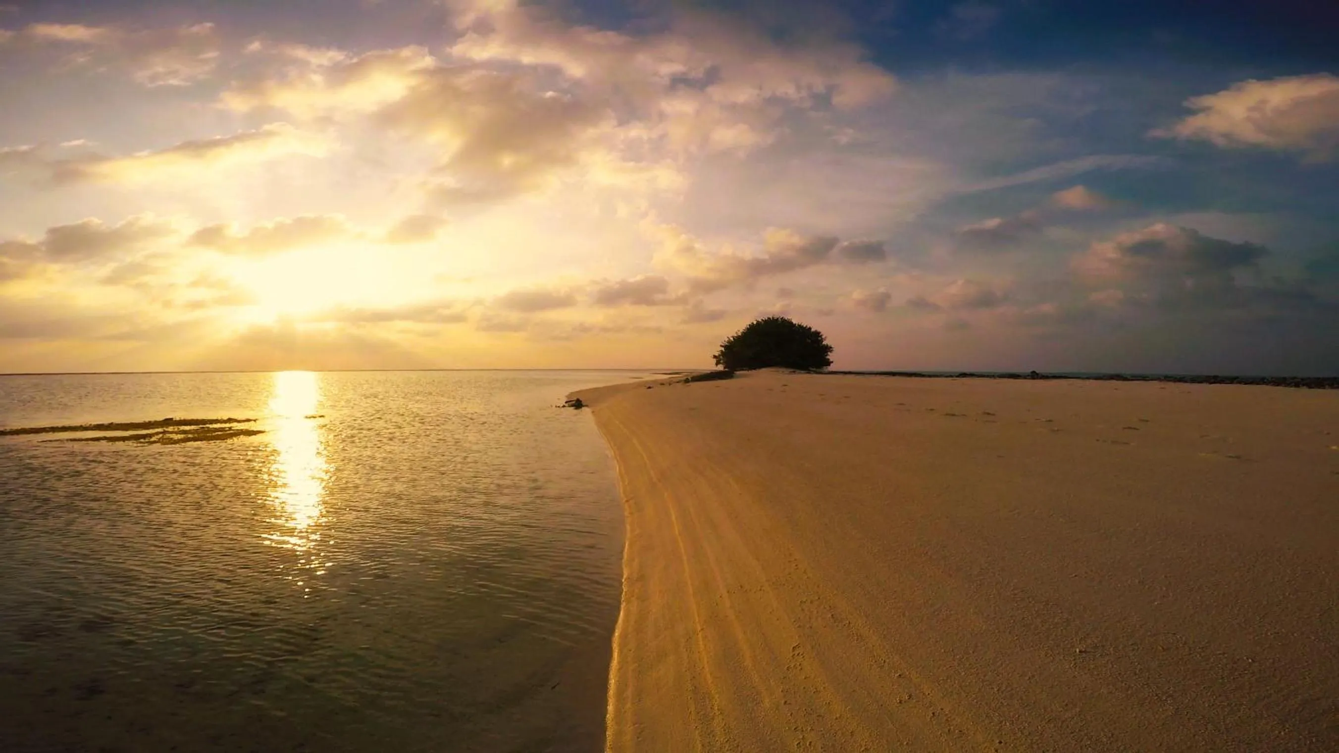 Sunset in Annama Lodge and Dive