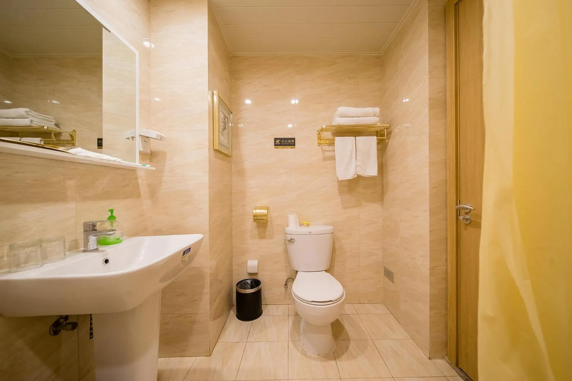 Toilet in Guangzhou Laiste ApartHotel Science City Greenland Central Plaza Branch - Free Shuttle Bus to Canton Fair Complex During Canton Fair Period