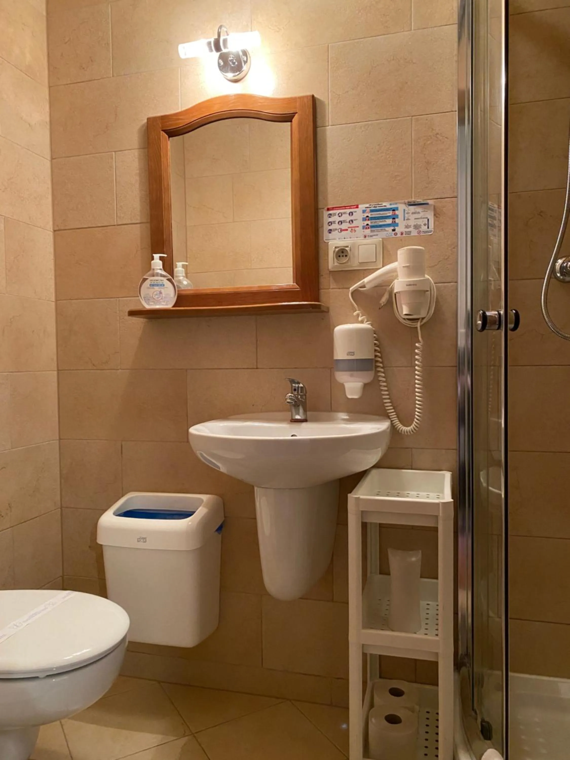 Shower in Hotel Dwór Karolówka