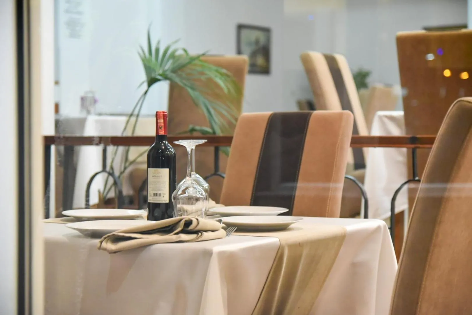 Restaurant/places to eat in Privé City Hotel
