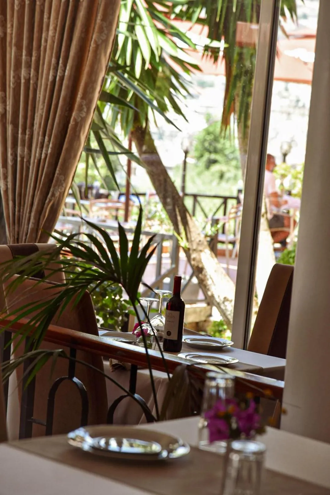 Restaurant/places to eat in Privé City Hotel