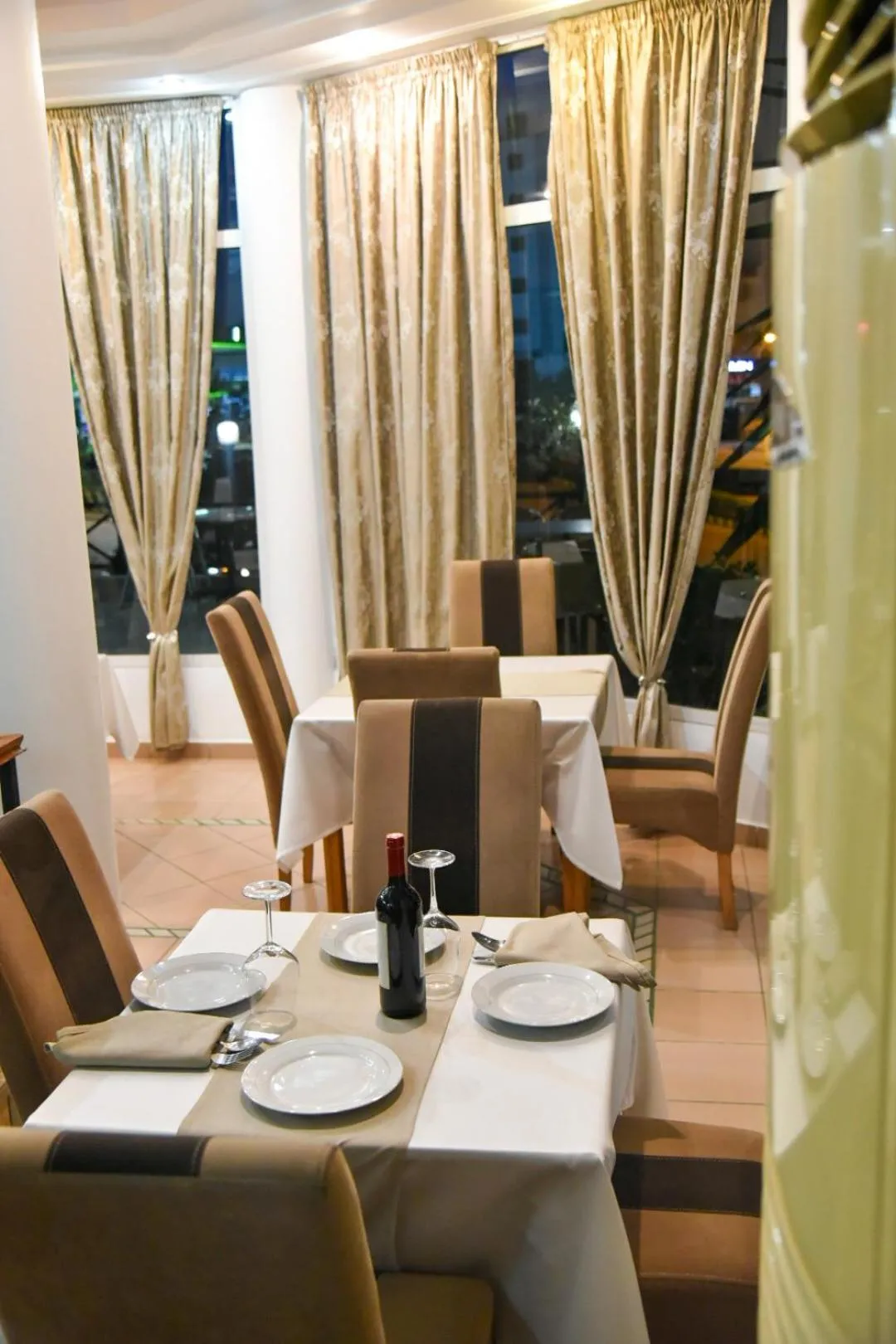 Restaurant/places to eat in Privé City Hotel