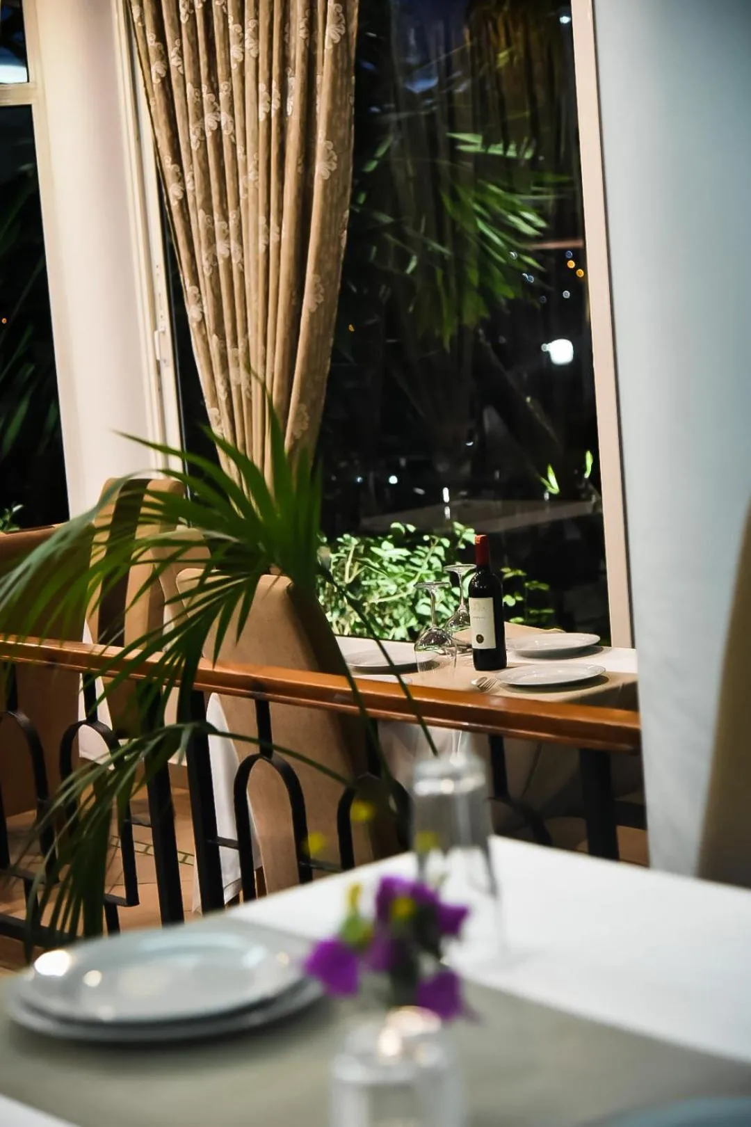Restaurant/places to eat in Privé City Hotel